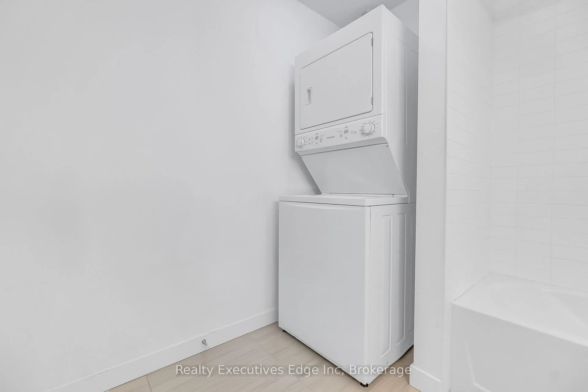 Photo 13 of Unit 416, 125 Shoreview Place, Hamilton, Stoney Creek — HOMEH