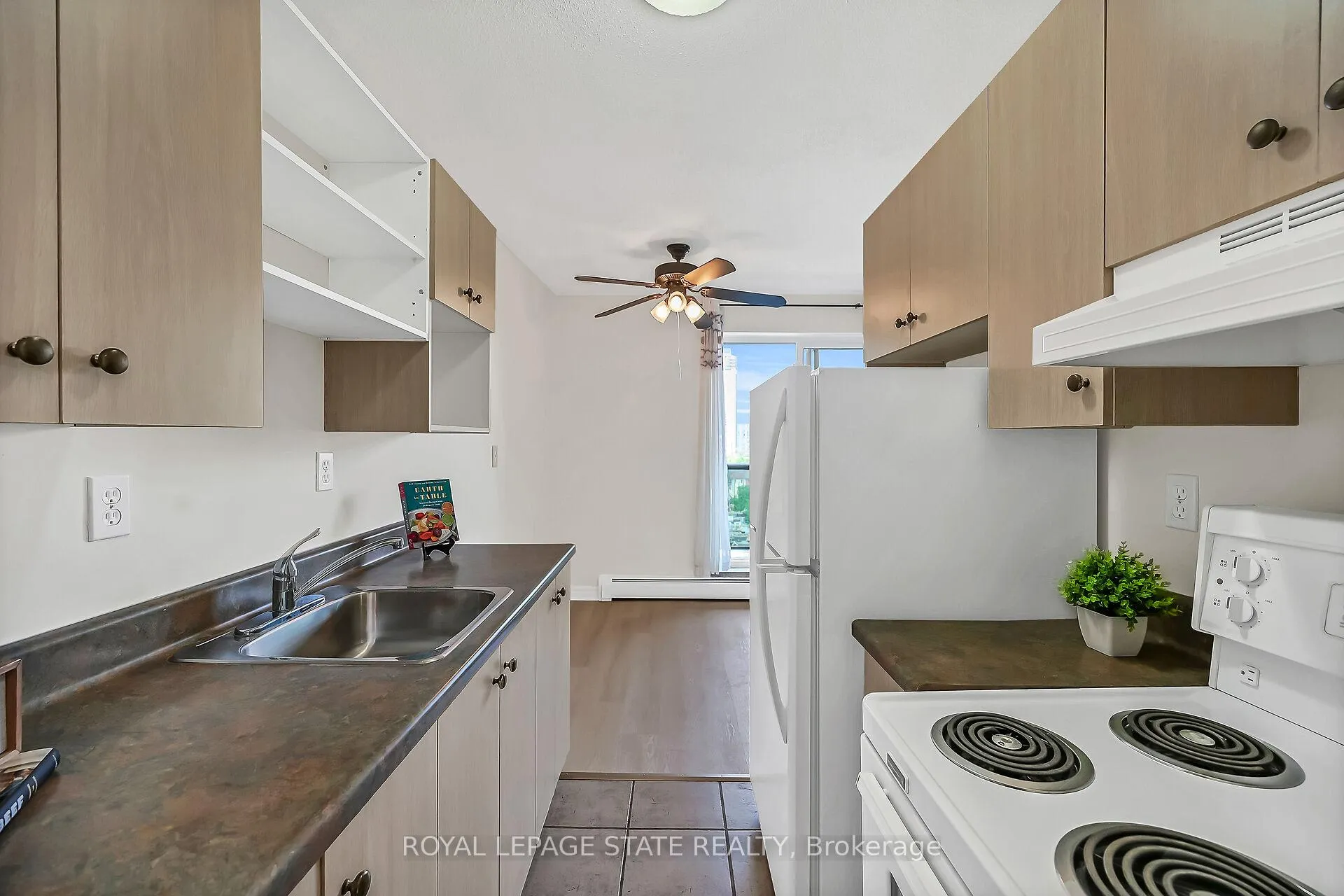 Photo 15 of Unit 702, 81 Charlton Avenue E, Hamilton, Corktown — HOMEH
