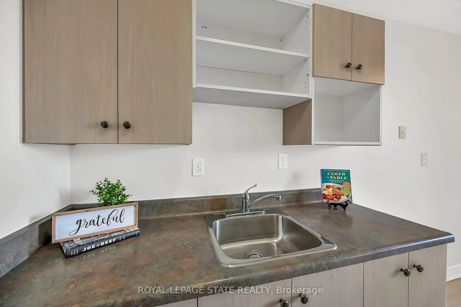 Photo 17 of Unit 702, 81 Charlton Avenue E, Hamilton, Corktown — HOMEH