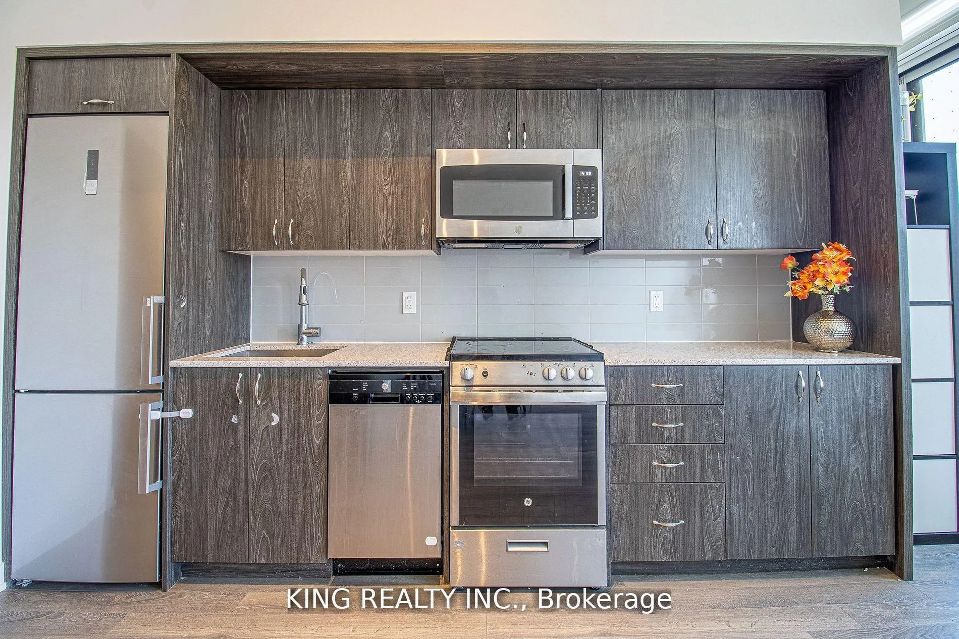 Photo 2 of Unit 402, 1 Cardiff Road, Toronto, Mount Pleasant East — HOMEH