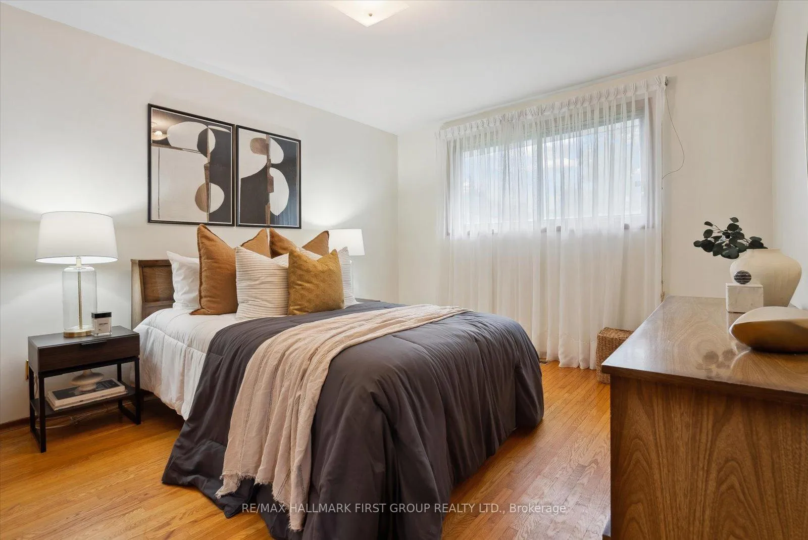 Photo 8 of 706 Tulip Court, Oshawa, Centennial — HOMEH