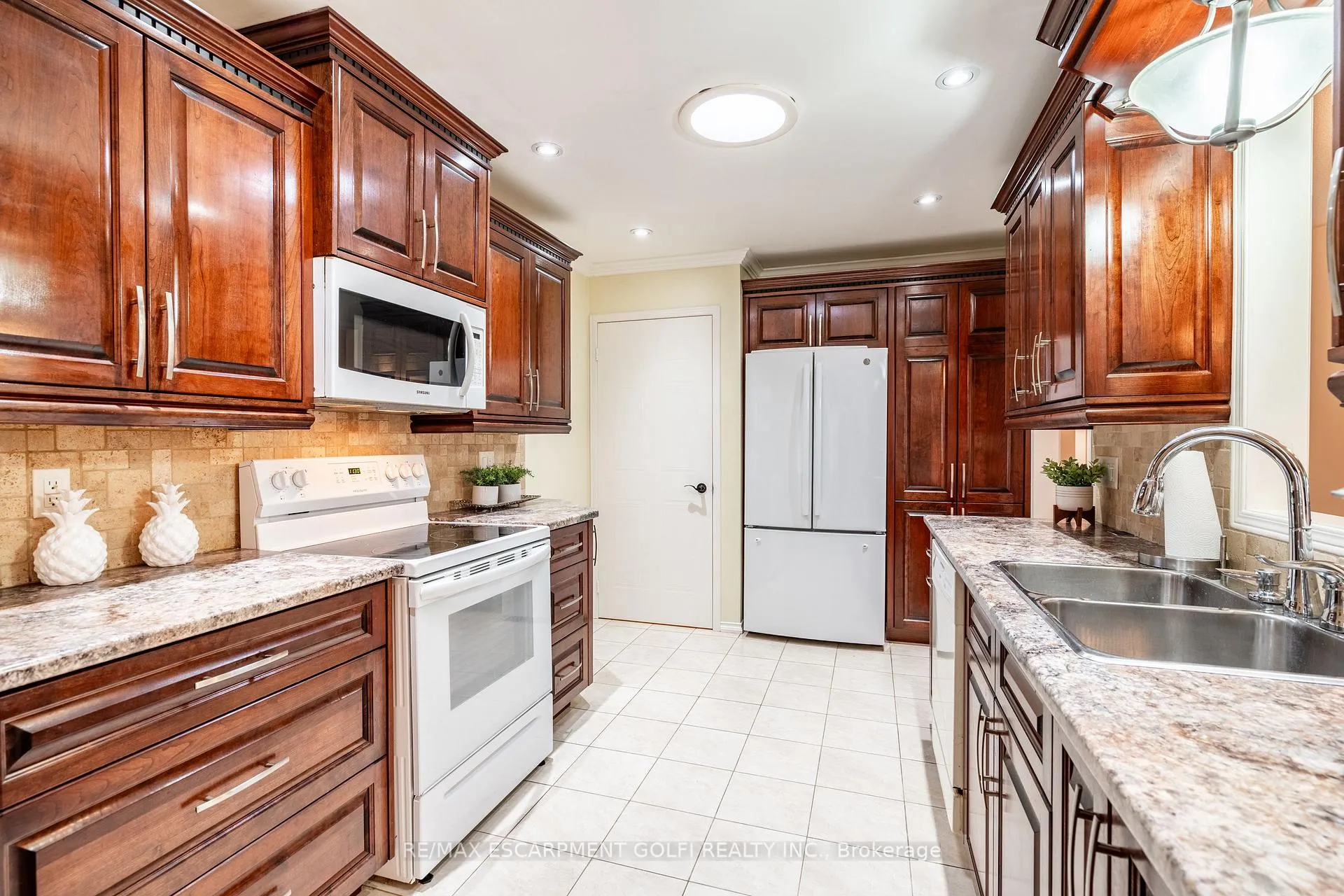 Photo 14 of 222 Silverbirch Boulevard, Hamilton, Rural Glanbrook — HOMEH