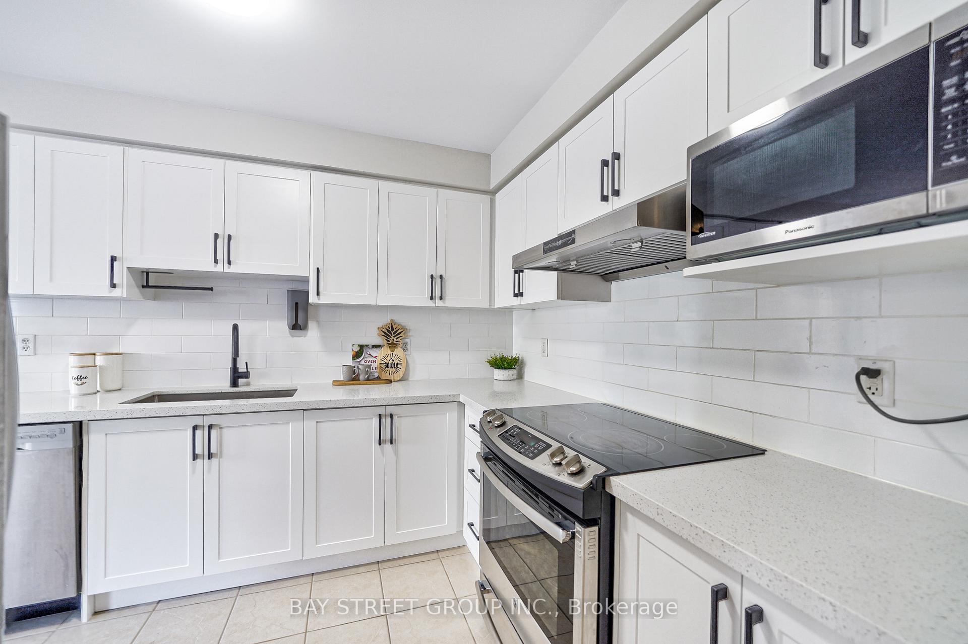 Photo 13 of 68 Collis Drive, Aurora, Bayview Northeast — HOMEH
