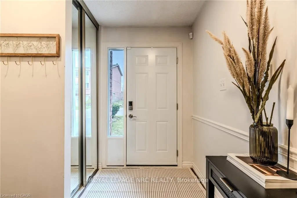 Photo 4 of Unit 18, 29 Heritage Drive, Hamilton, Stoney Creek — HOMEH