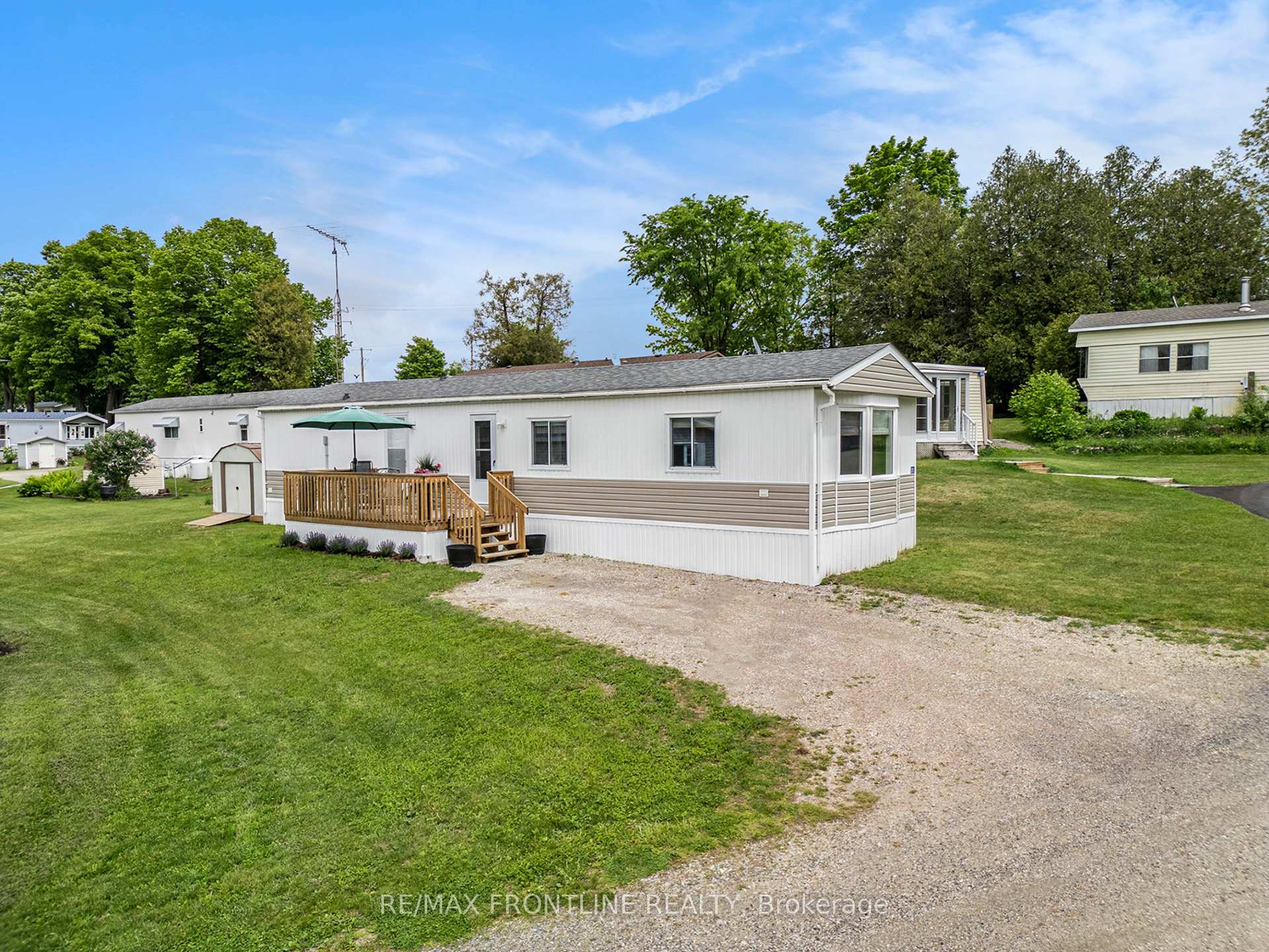 Front of 261 Hillview Road