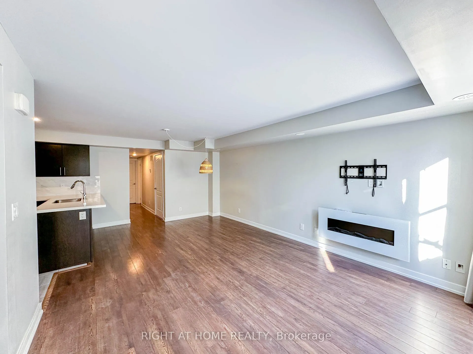 Photo 5 of Unit 105, 2 Dunsheath Way, Markham, Cornell — HOMEH