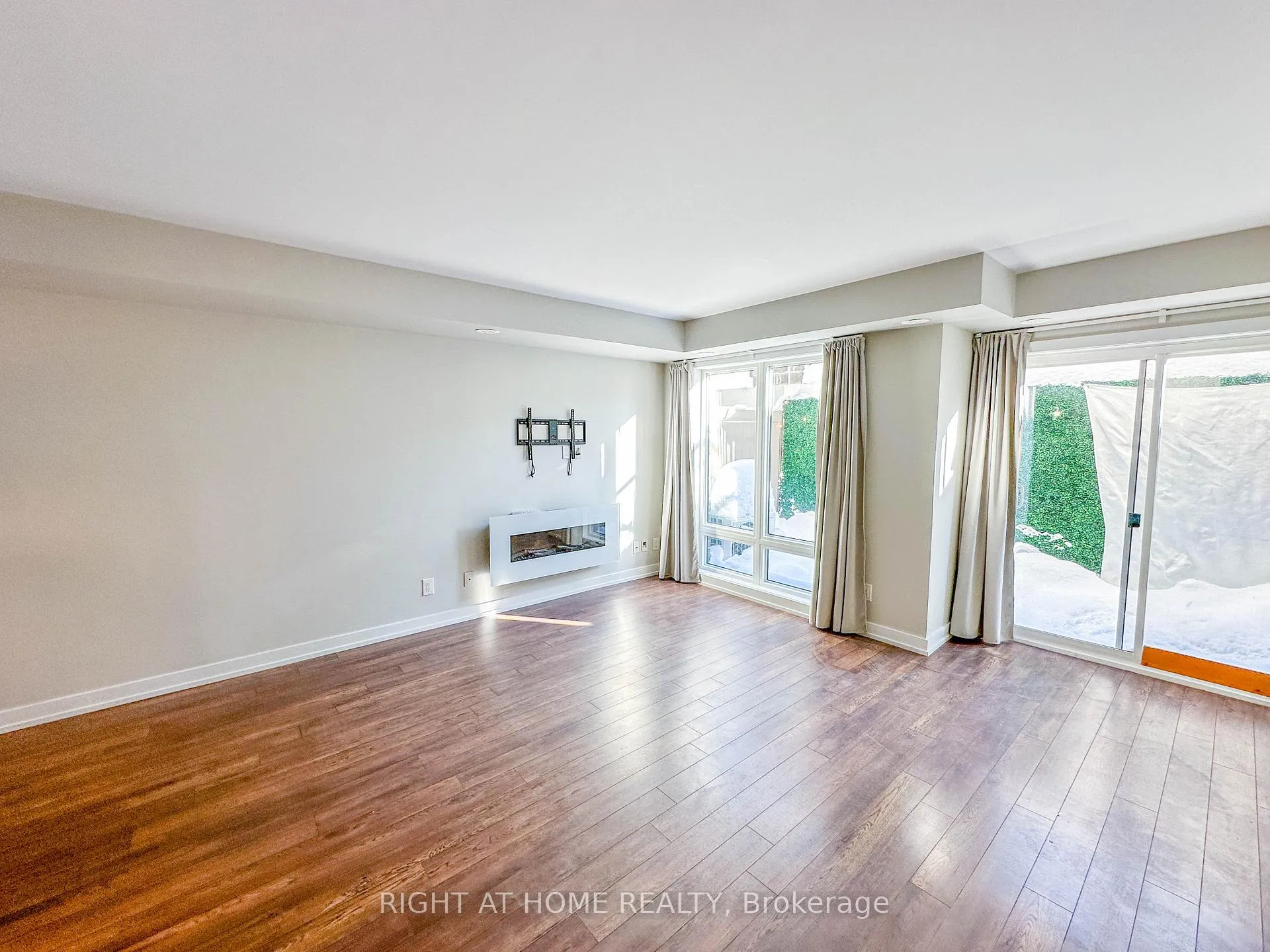 Photo 6 of Unit 105, 2 Dunsheath Way, Markham, Cornell — HOMEH
