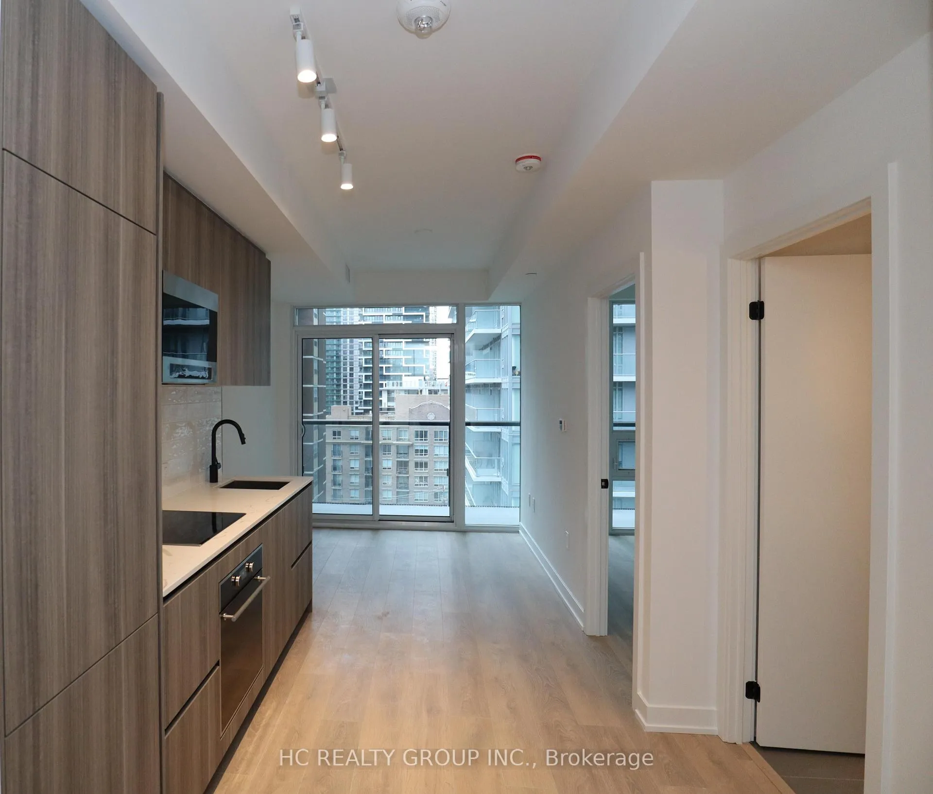 Photo 2 of Unit 1004, 127 Broadway Avenue, Toronto, Mount Pleasant West — HOMEH