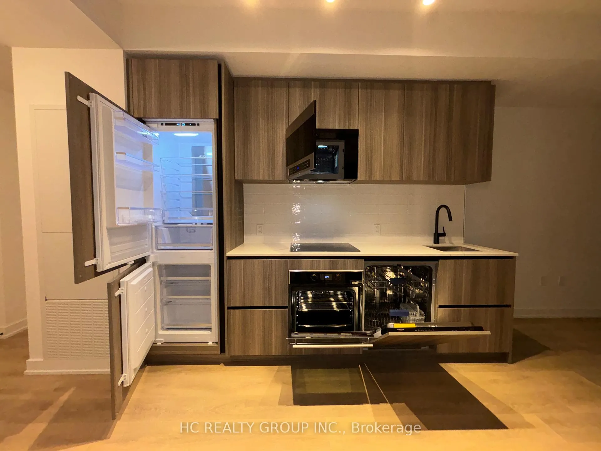 Photo 4 of Unit 1004, 127 Broadway Avenue, Toronto, Mount Pleasant West — HOMEH