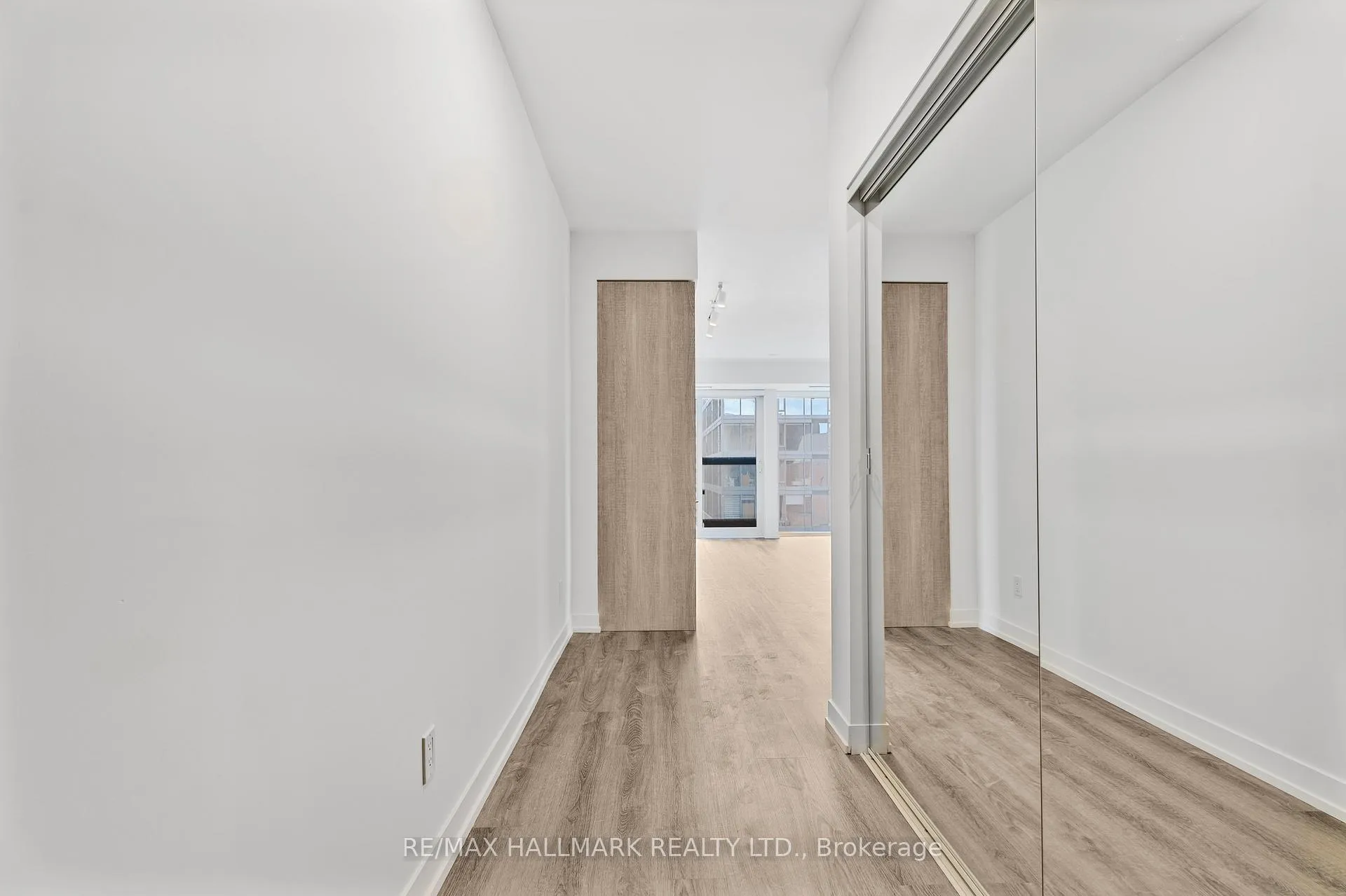 Photo 5 of Unit 903, 771 Yonge Street, Toronto, The Annex — HOMEH
