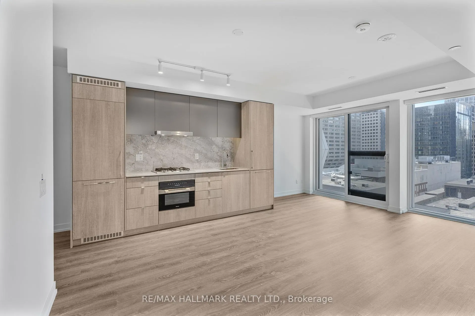 Photo 10 of Unit 903, 771 Yonge Street, Toronto, The Annex — HOMEH