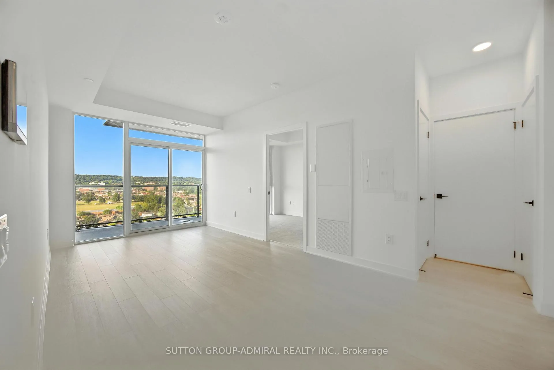 Photo 4 of Unit 1420, 2782 Barton Street E, Hamilton, Grayside — HOMEH