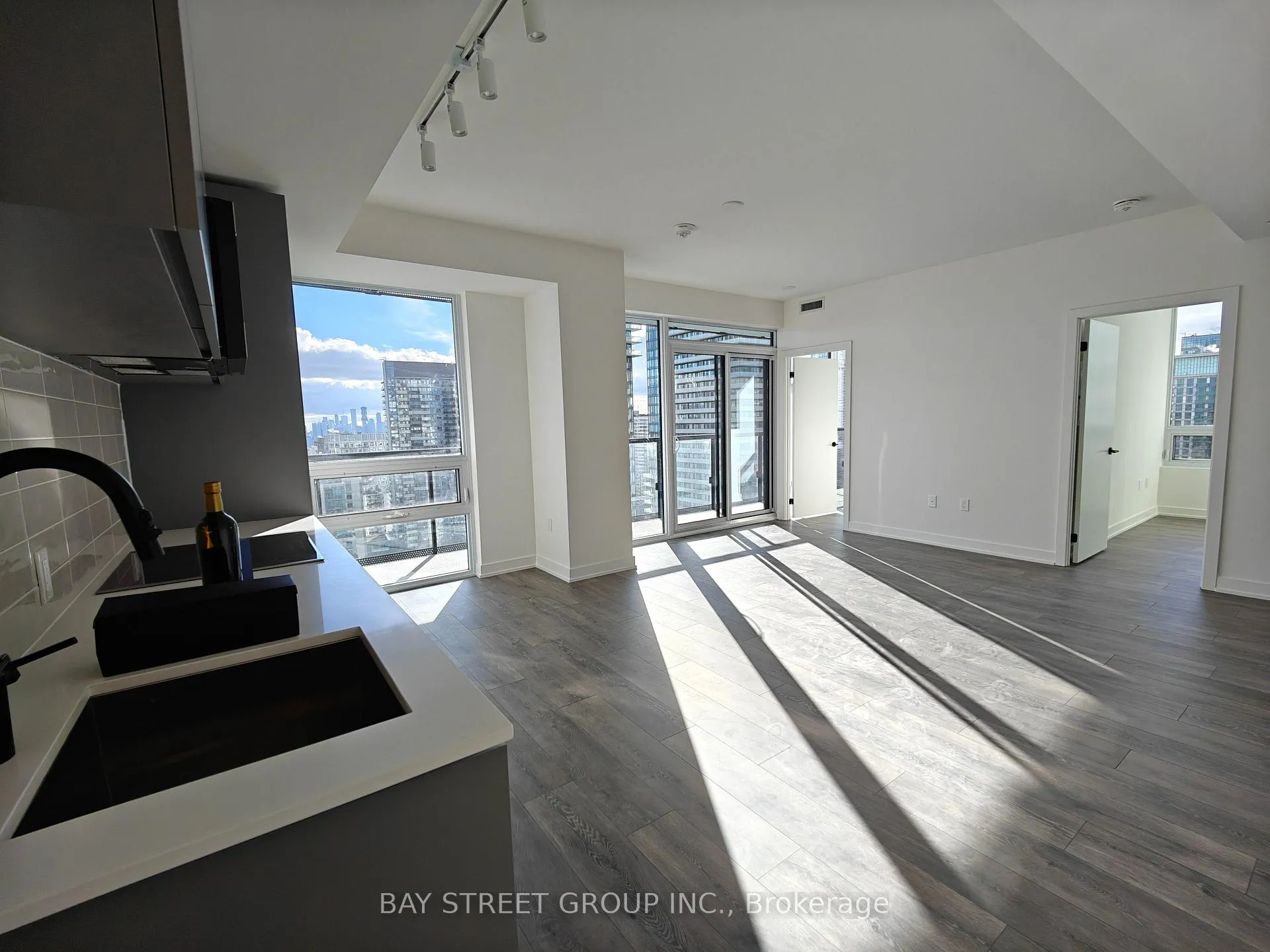 Photo 4 of Unit 2702, 127 Broadway Avenue, Toronto, Mount Pleasant West — HOMEH