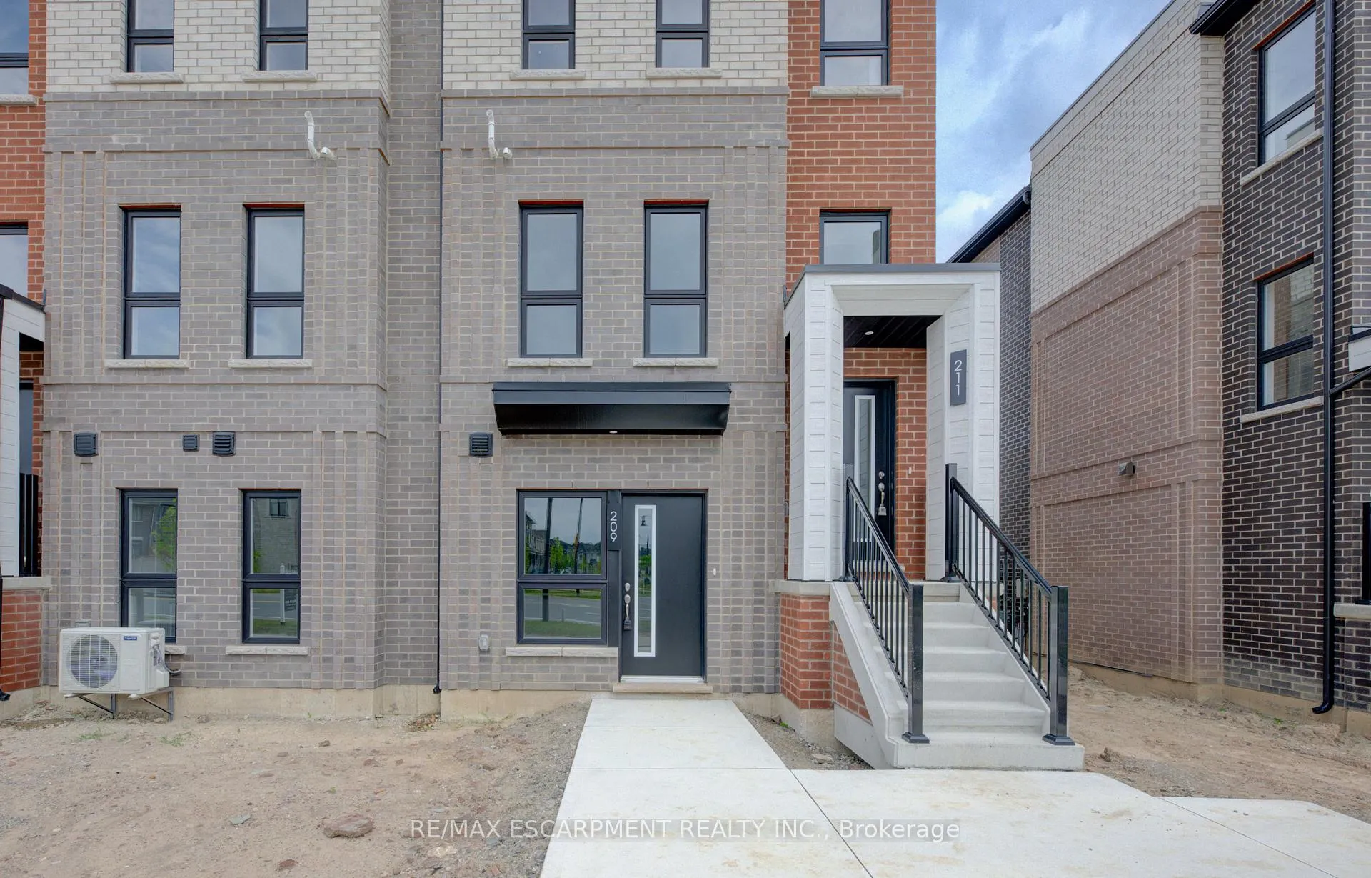 Photo 2 of 209 Burke Street, Hamilton, Waterdown — HOMEH