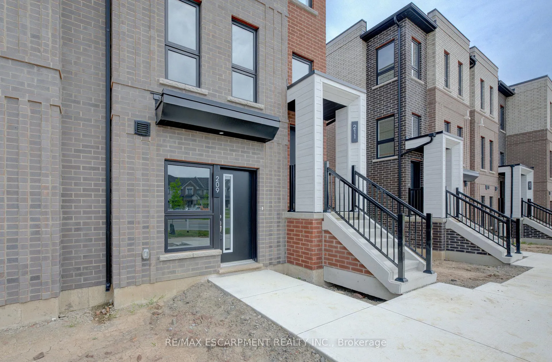 Photo 3 of 209 Burke Street, Hamilton, Waterdown — HOMEH