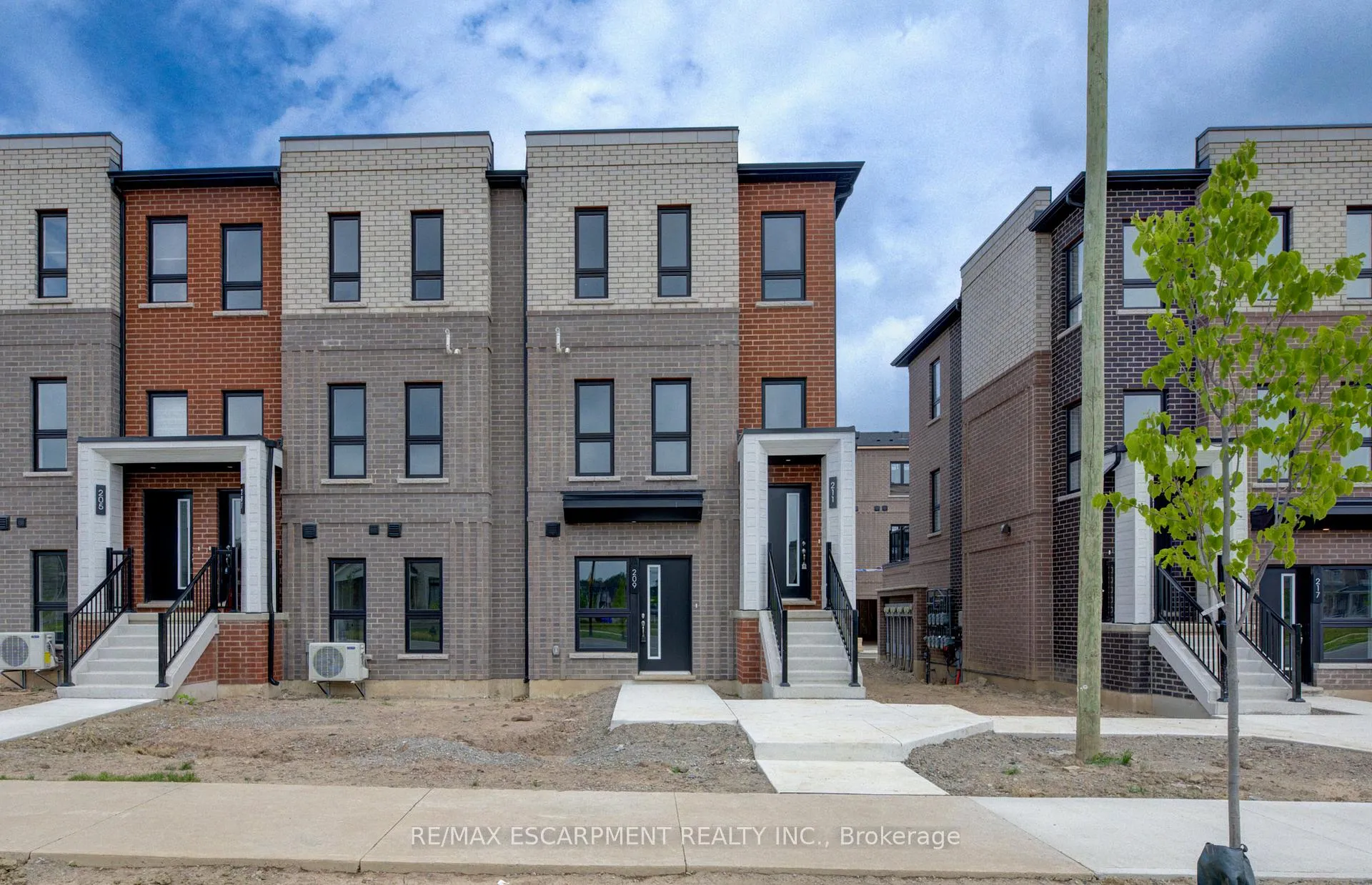 Photo 4 of 209 Burke Street, Hamilton, Waterdown — HOMEH