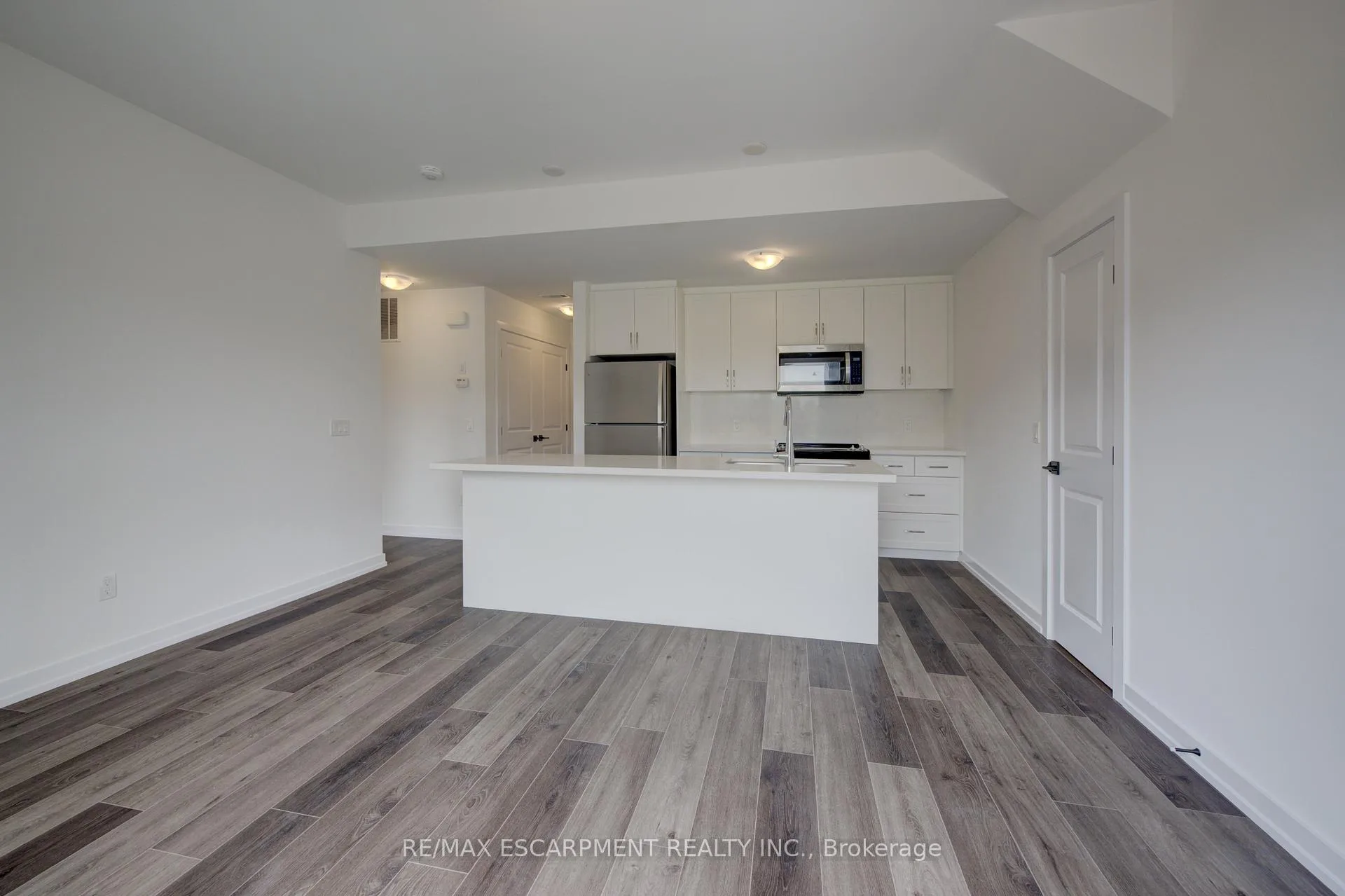 Photo 5 of 209 Burke Street, Hamilton, Waterdown — HOMEH