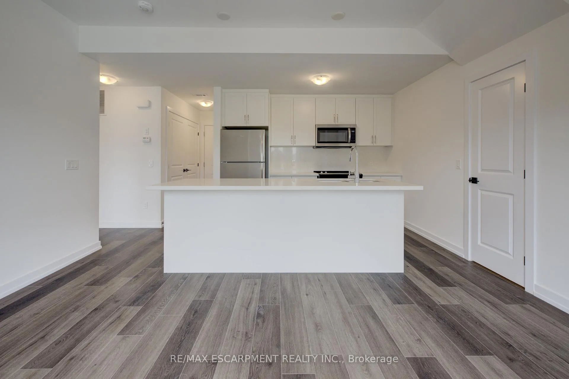 Photo 6 of 209 Burke Street, Hamilton, Waterdown — HOMEH
