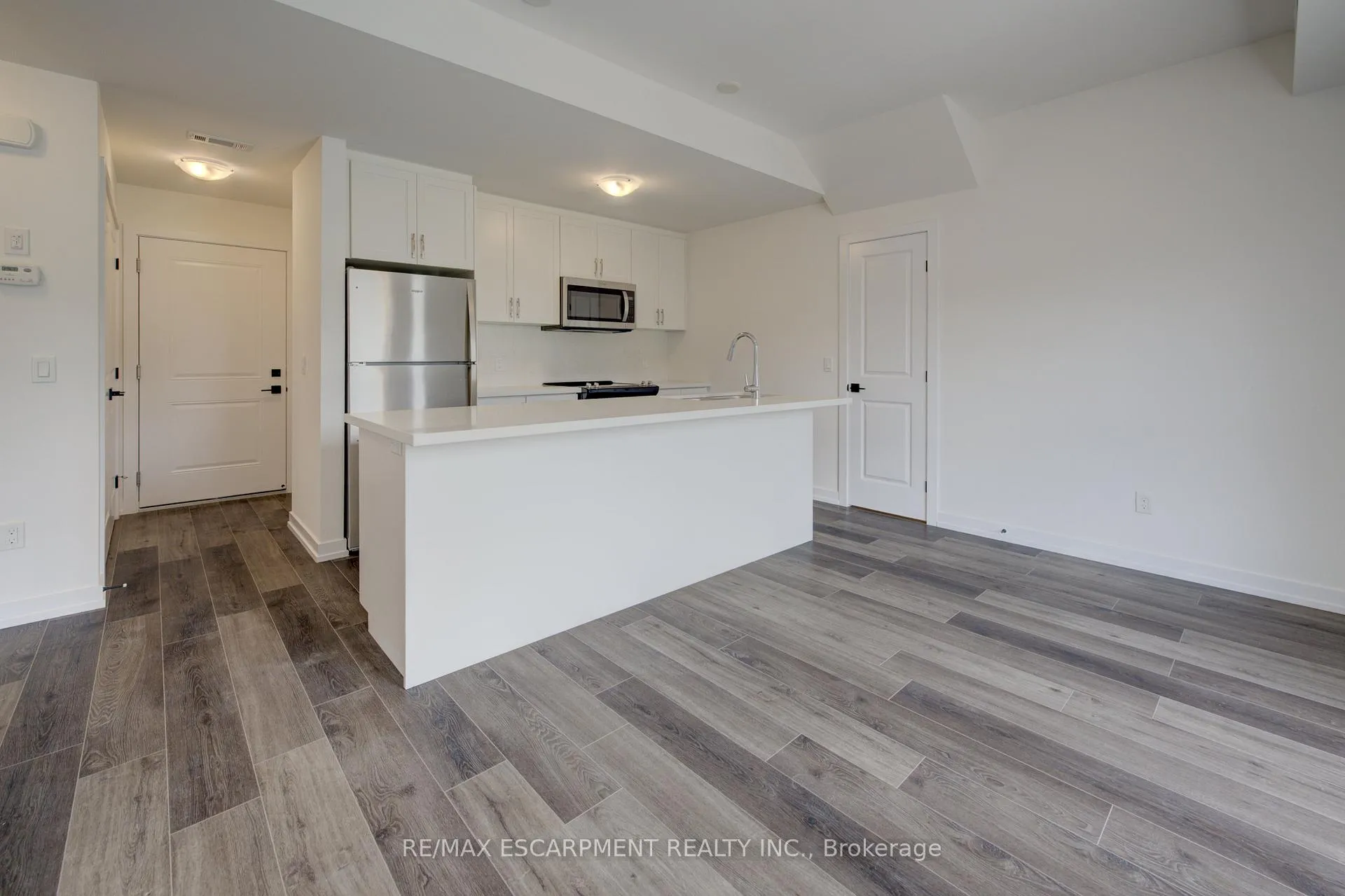 Photo 7 of 209 Burke Street, Hamilton, Waterdown — HOMEH
