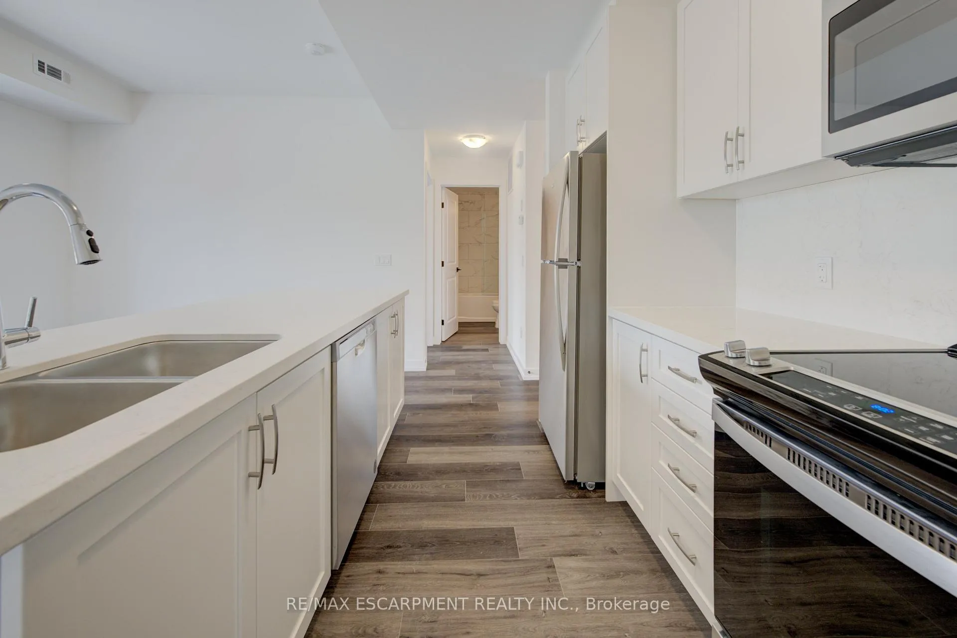 Photo 10 of 209 Burke Street, Hamilton, Waterdown — HOMEH