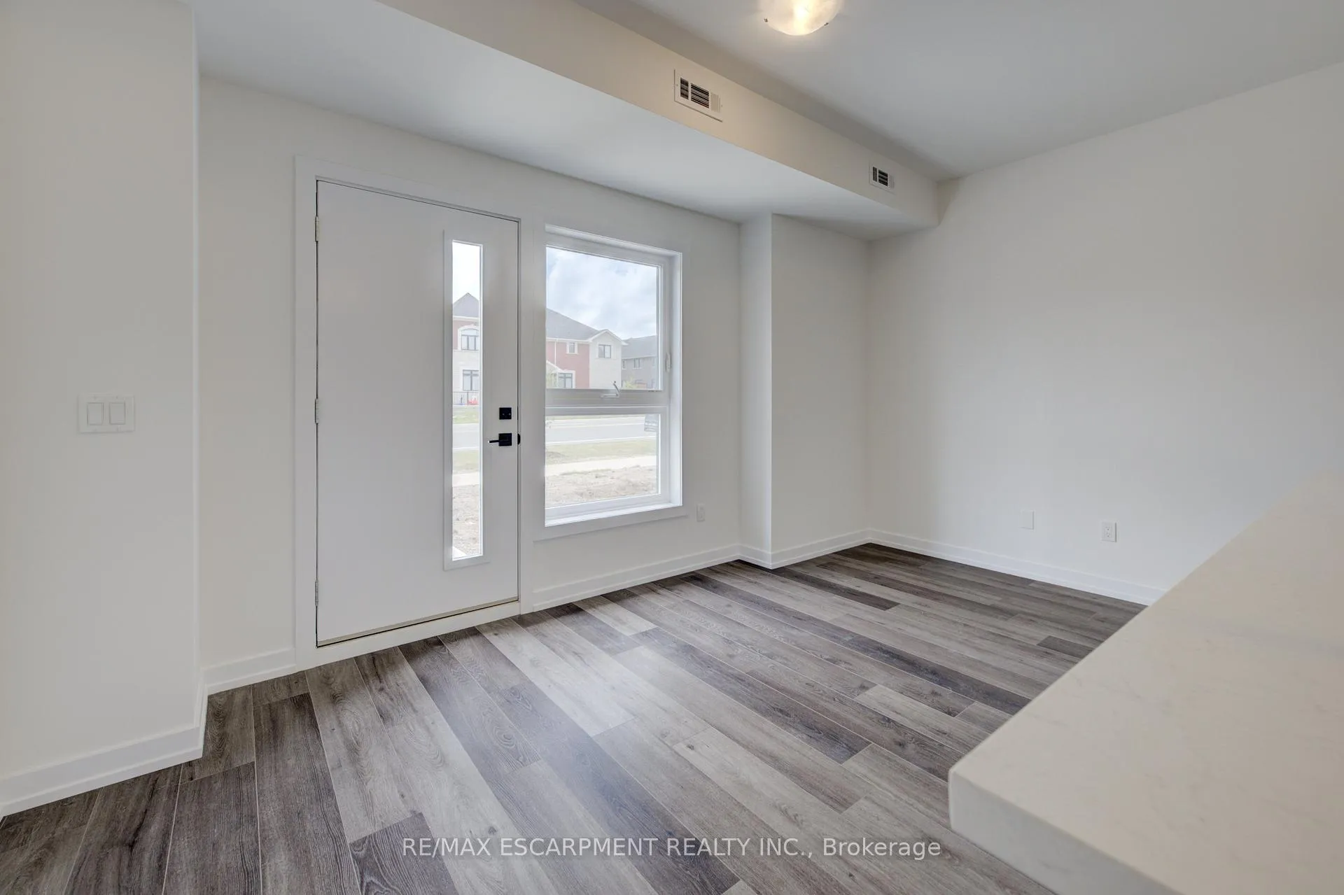 Photo 11 of 209 Burke Street, Hamilton, Waterdown — HOMEH