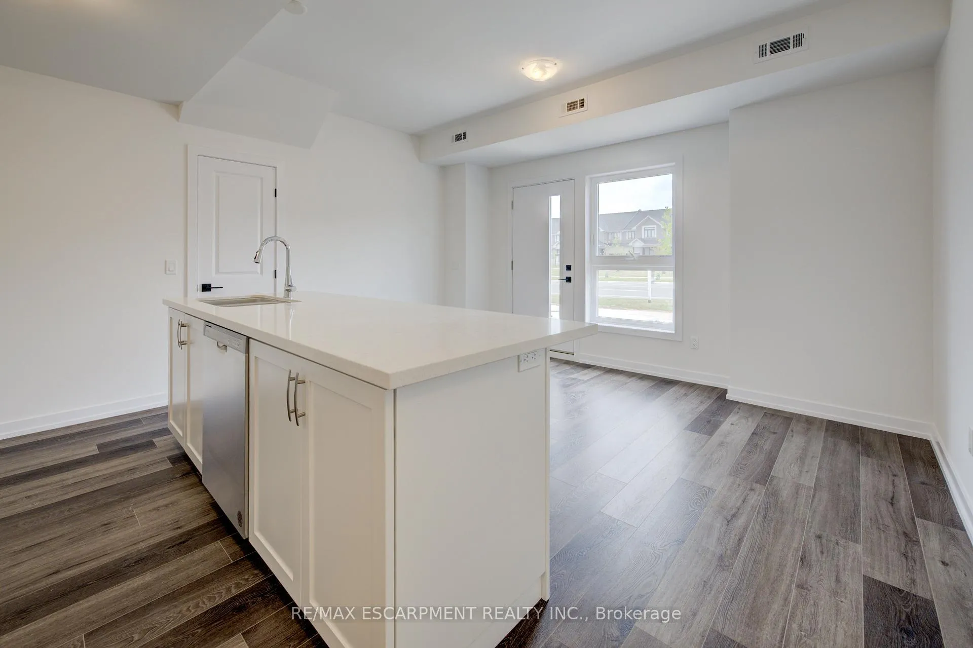 Photo 12 of 209 Burke Street, Hamilton, Waterdown — HOMEH