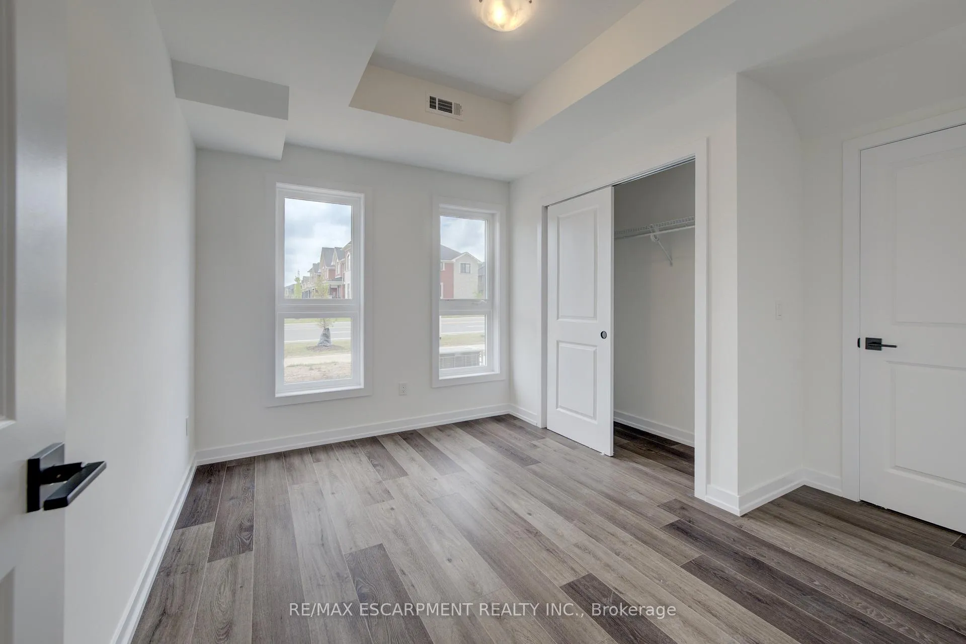 Photo 13 of 209 Burke Street, Hamilton, Waterdown — HOMEH