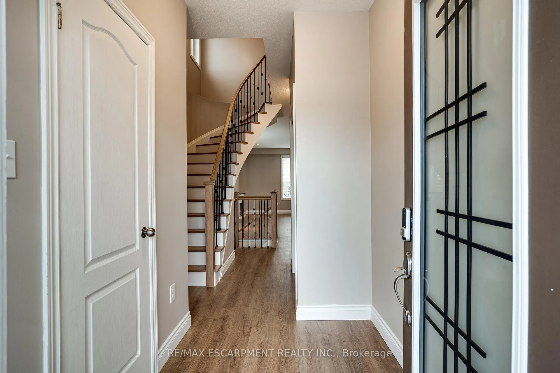 Photo 3 of 24 Marina Point Crescent, Hamilton, Winona Park — HOMEH