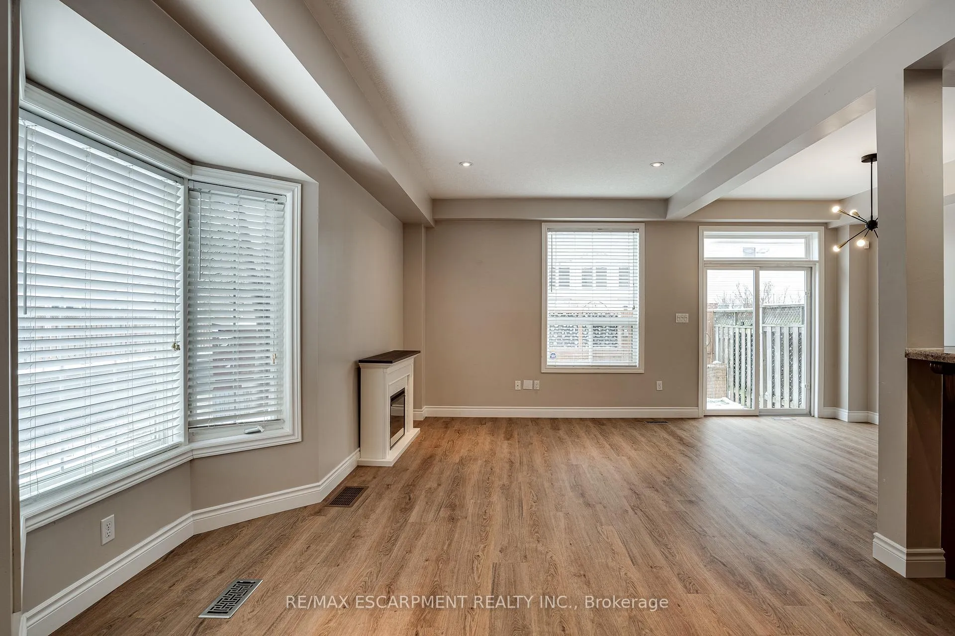 Photo 5 of 24 Marina Point Crescent, Hamilton, Winona Park — HOMEH