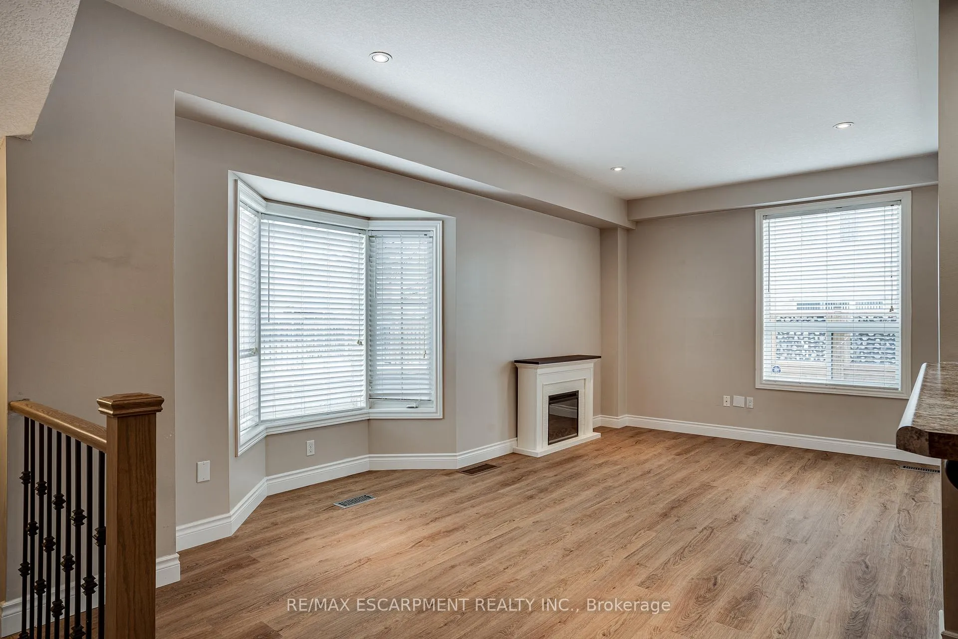 Photo 6 of 24 Marina Point Crescent, Hamilton, Winona Park — HOMEH