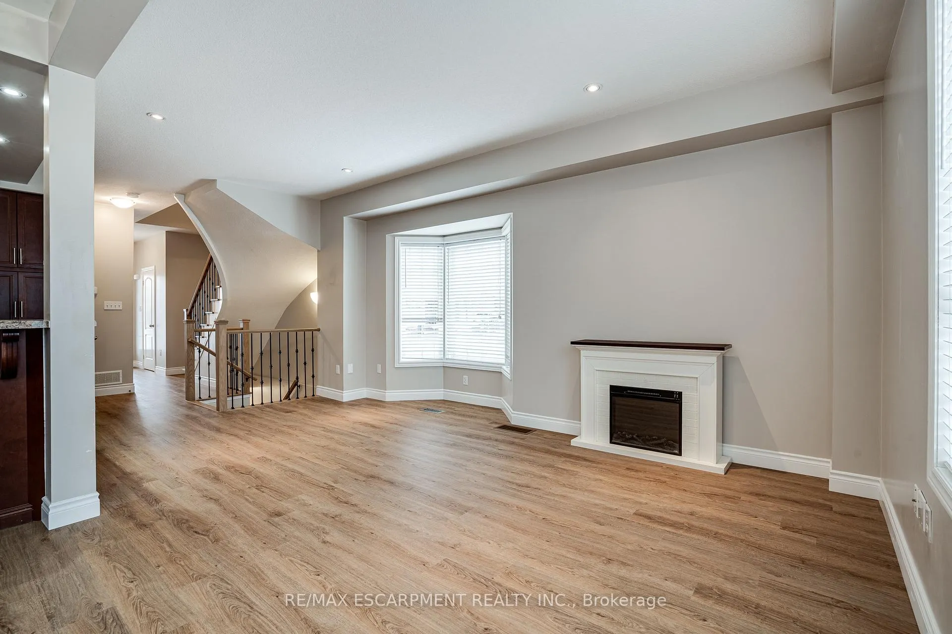 Photo 8 of 24 Marina Point Crescent, Hamilton, Winona Park — HOMEH