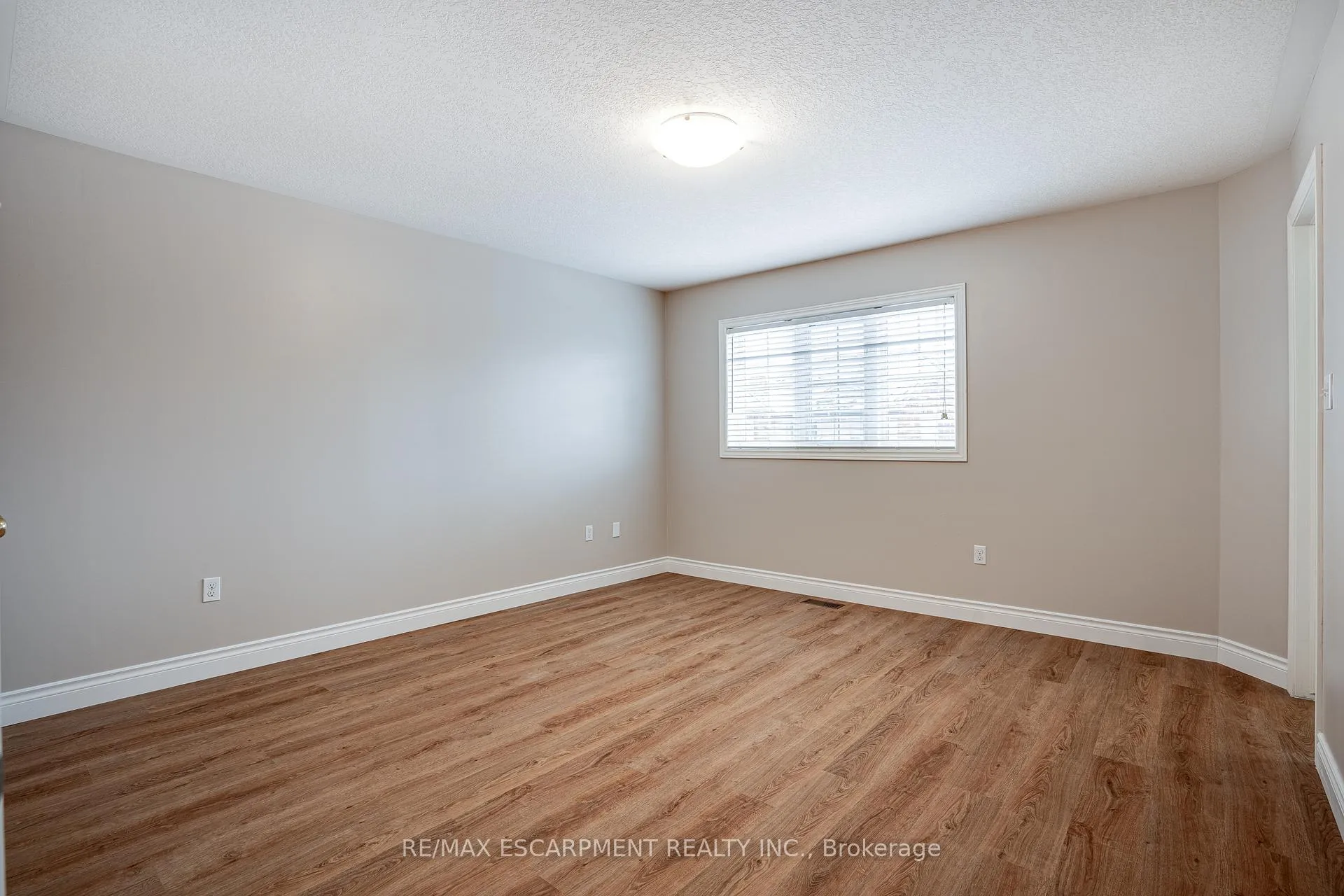 Photo 14 of 24 Marina Point Crescent, Hamilton, Winona Park — HOMEH