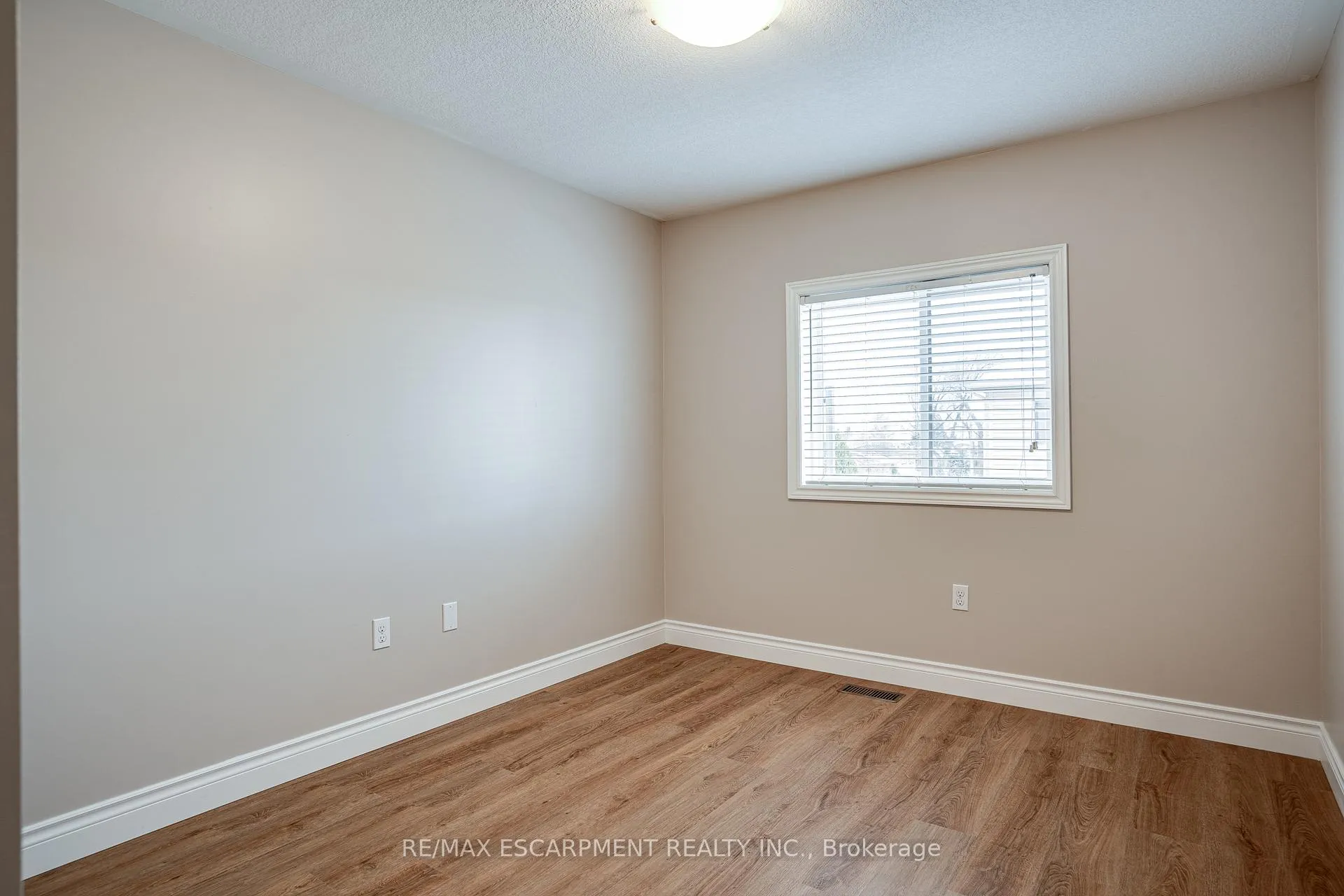 Photo 18 of 24 Marina Point Crescent, Hamilton, Winona Park — HOMEH