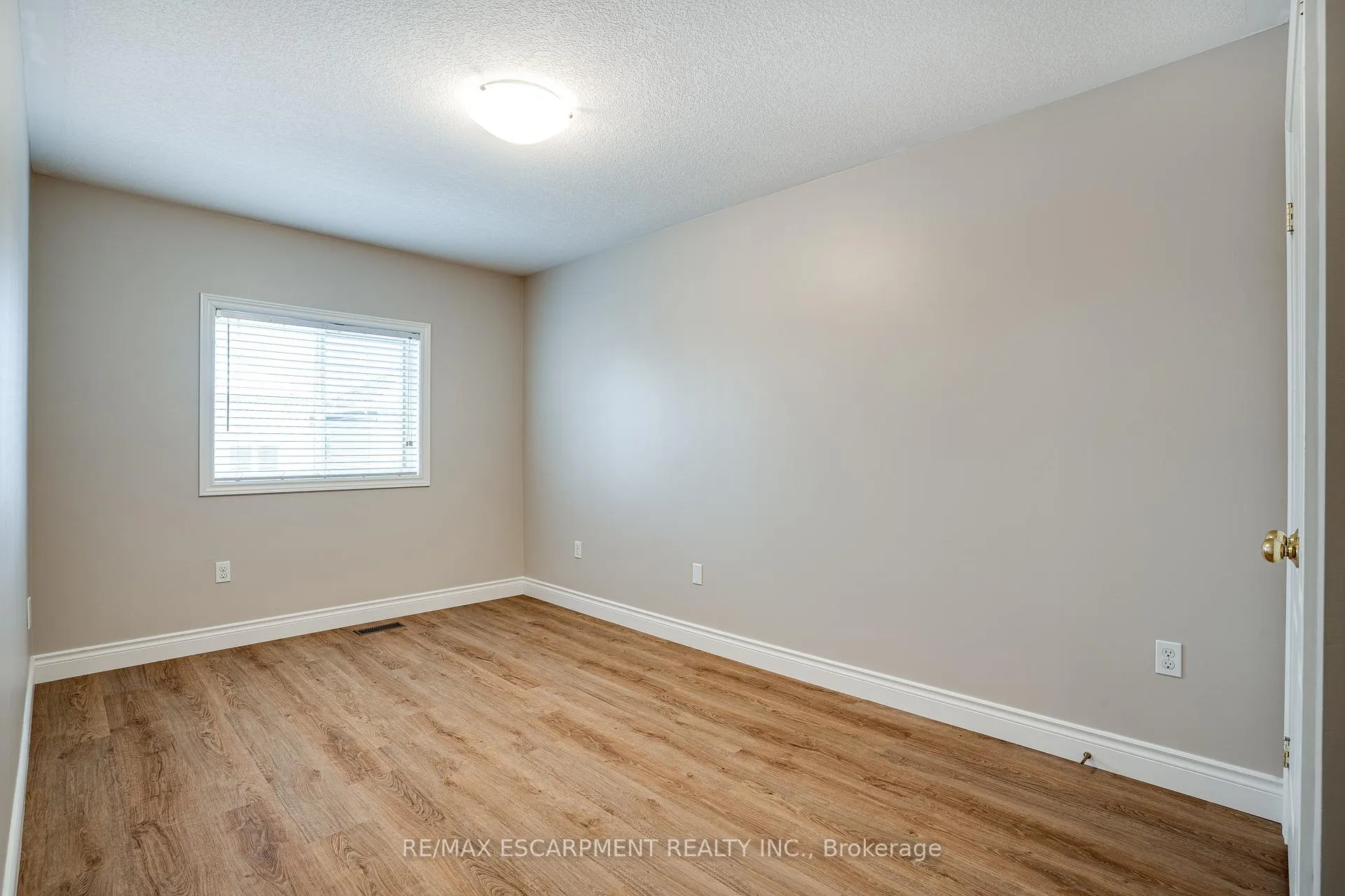 Photo 19 of 24 Marina Point Crescent, Hamilton, Winona Park — HOMEH