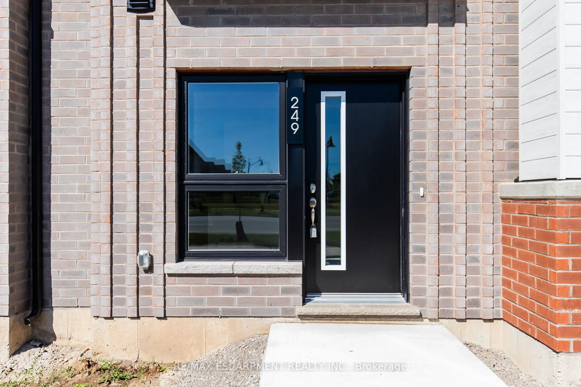 Photo 2 of 249 Burke Street, Hamilton, Waterdown — HOMEH