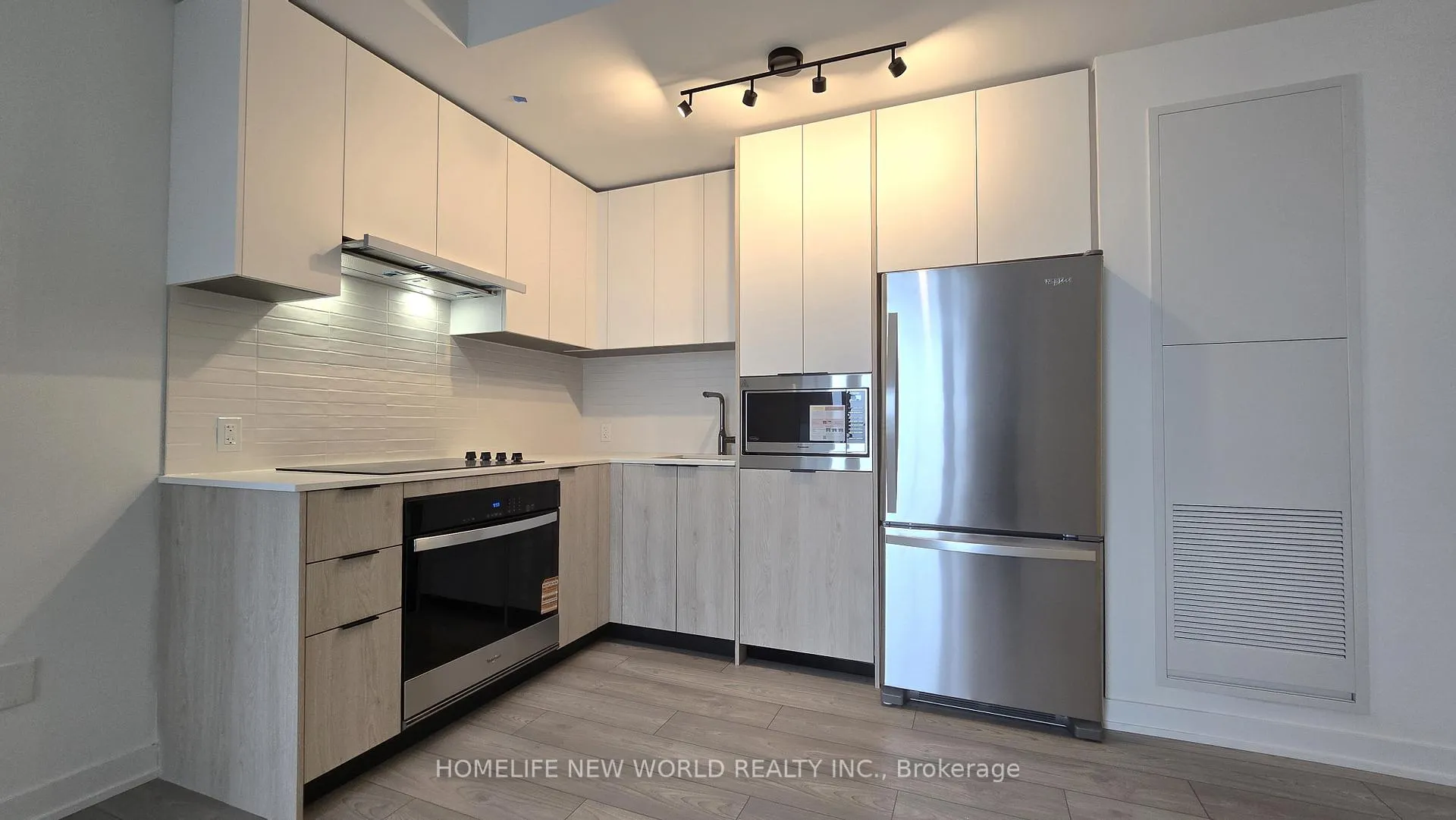 Front of Unit 819, 1007 The Queensway