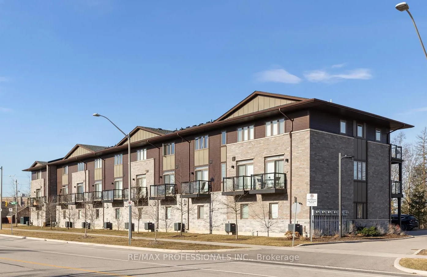 Photo 3 of Unit 8, 23 Echovalley Drive, Hamilton, Stoney Creek Mountain — HOMEH