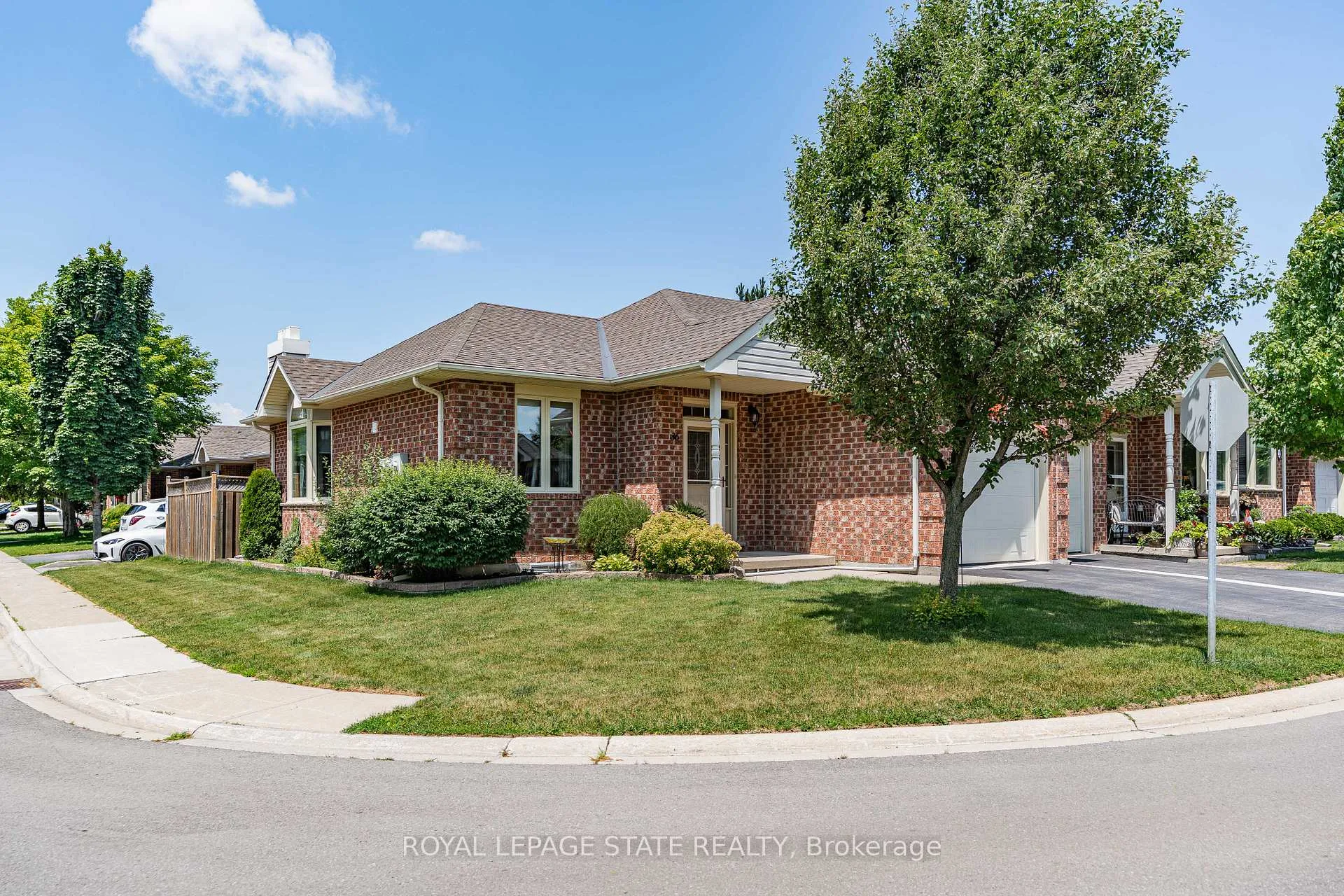Photo 2 of 36 Twentyplace Boulevard, Hamilton, Rural Glanbrook — HOMEH