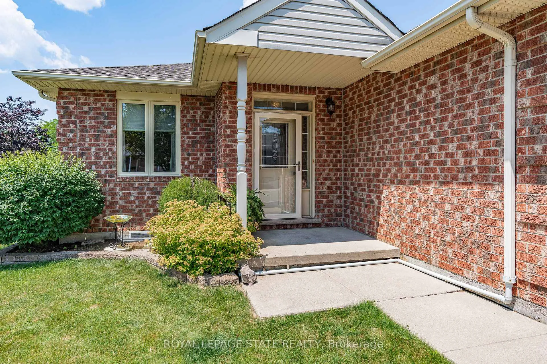 Photo 3 of 36 Twentyplace Boulevard, Hamilton, Rural Glanbrook — HOMEH