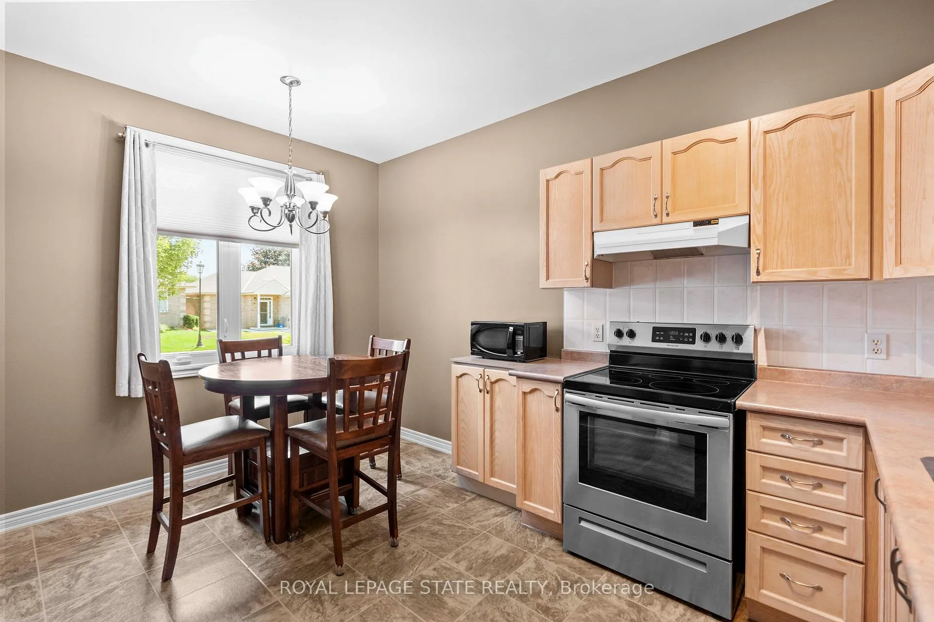 Photo 10 of 36 Twentyplace Boulevard, Hamilton, Rural Glanbrook — HOMEH