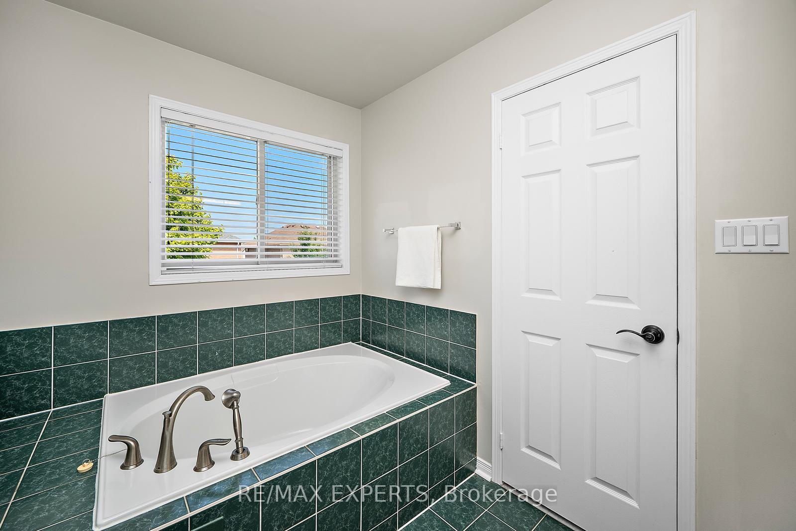 Photo 18 of 19 Hubert Corless Drive, Caledon, Bolton East — HOMEH