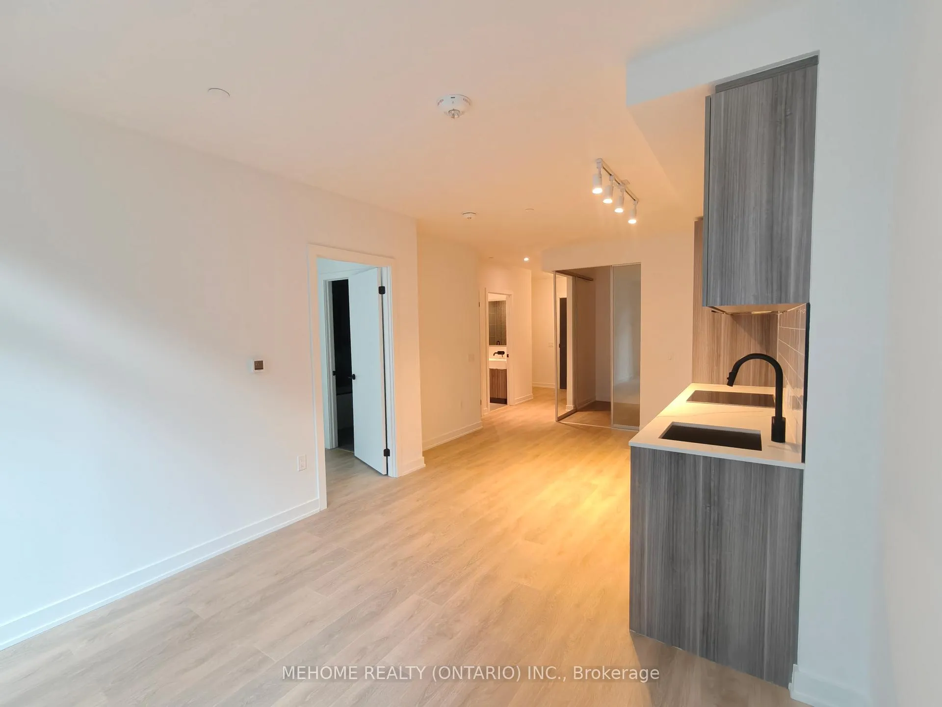 Photo 3 of Unit 622, 117 Broadway Avenue, Toronto, Mount Pleasant West — HOMEH