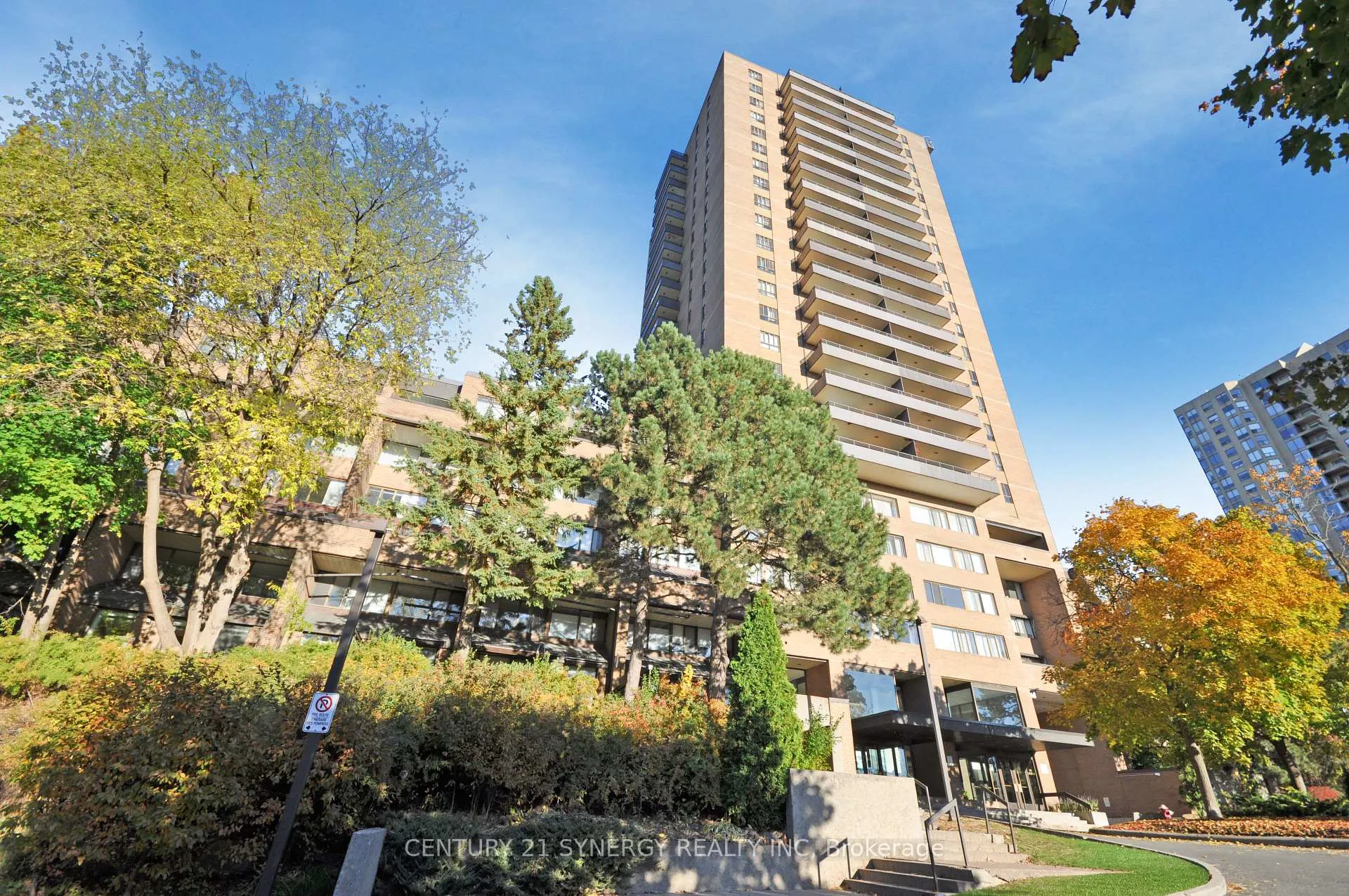 Front of Unit 631, 515 St Laurent Boulevard
