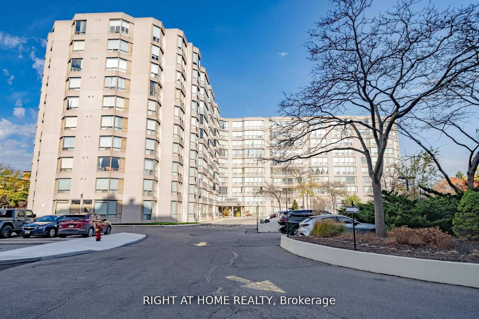 Front of Unit 806, 309 Major Mackenzie Drive E