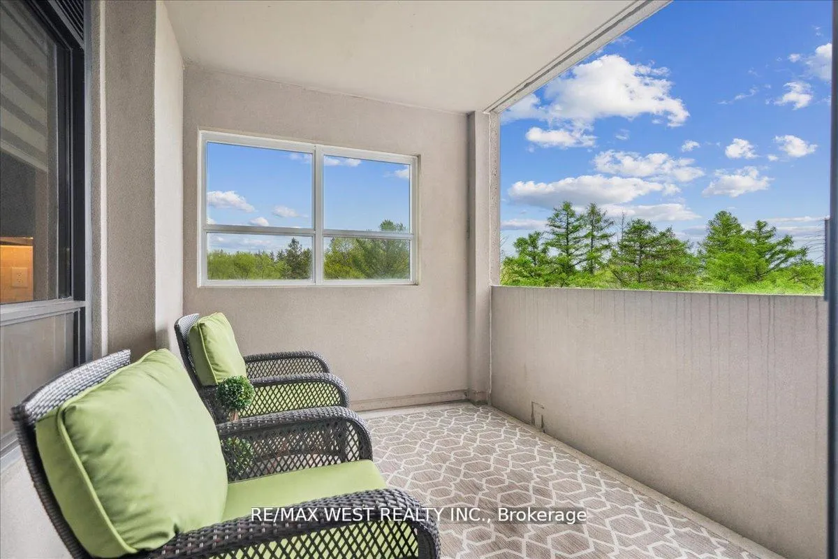 Photo 9 of Unit 405, 9255 Jane Street, Vaughan, Maple — HOMEH