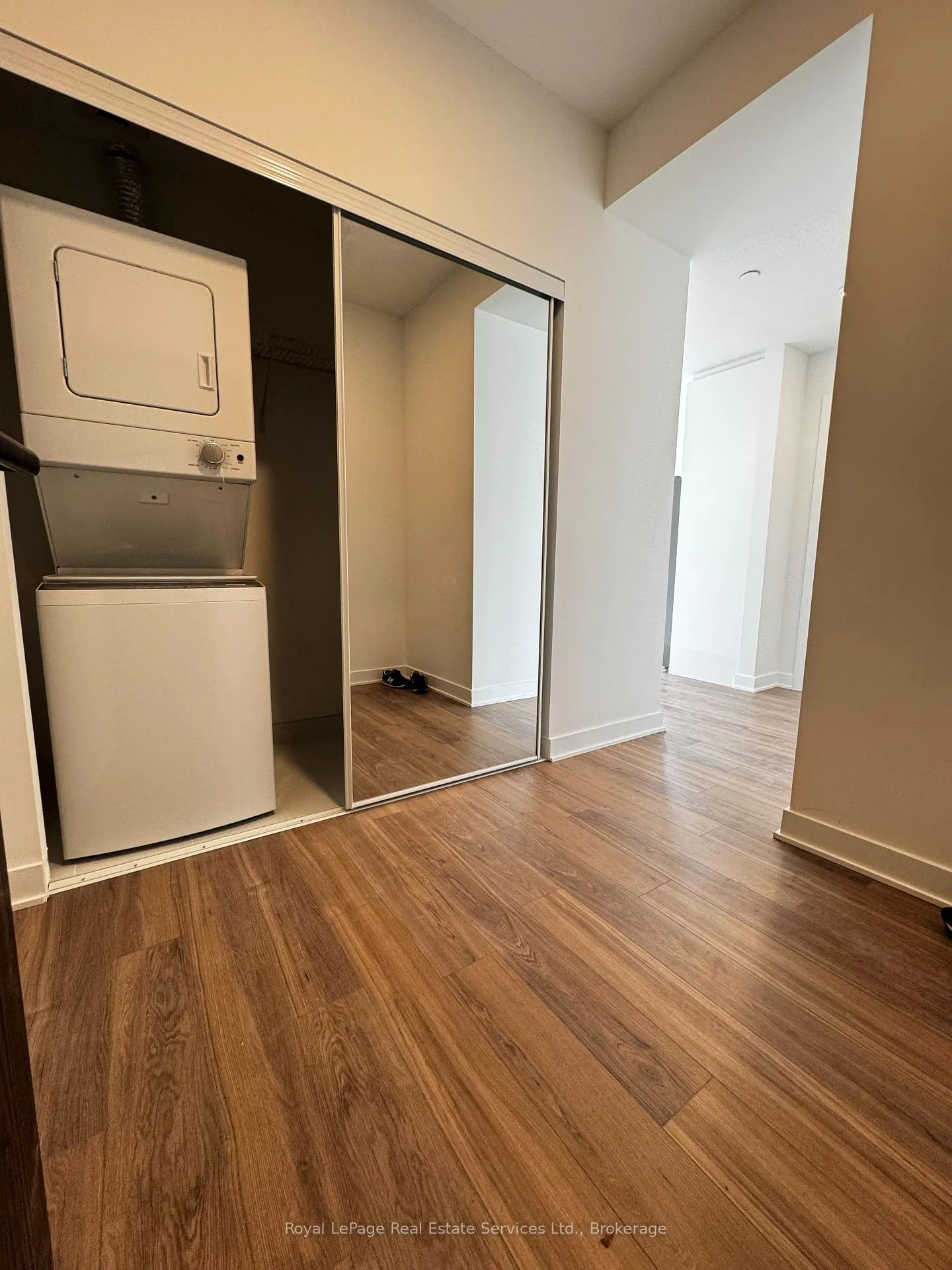 Photo 3 of Unit 906, 2782 Barton Street E, Hamilton, Riverdale — HOMEH