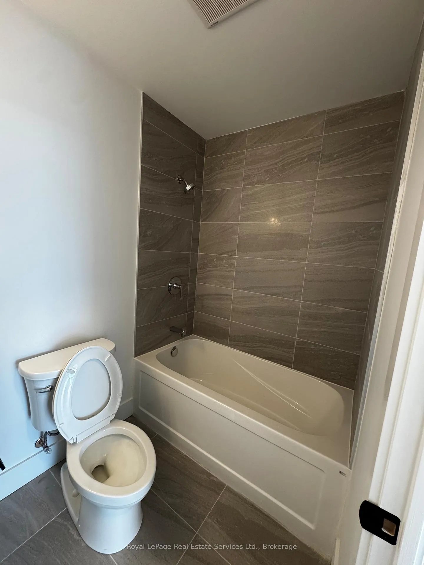Photo 6 of Unit 906, 2782 Barton Street E, Hamilton, Riverdale — HOMEH
