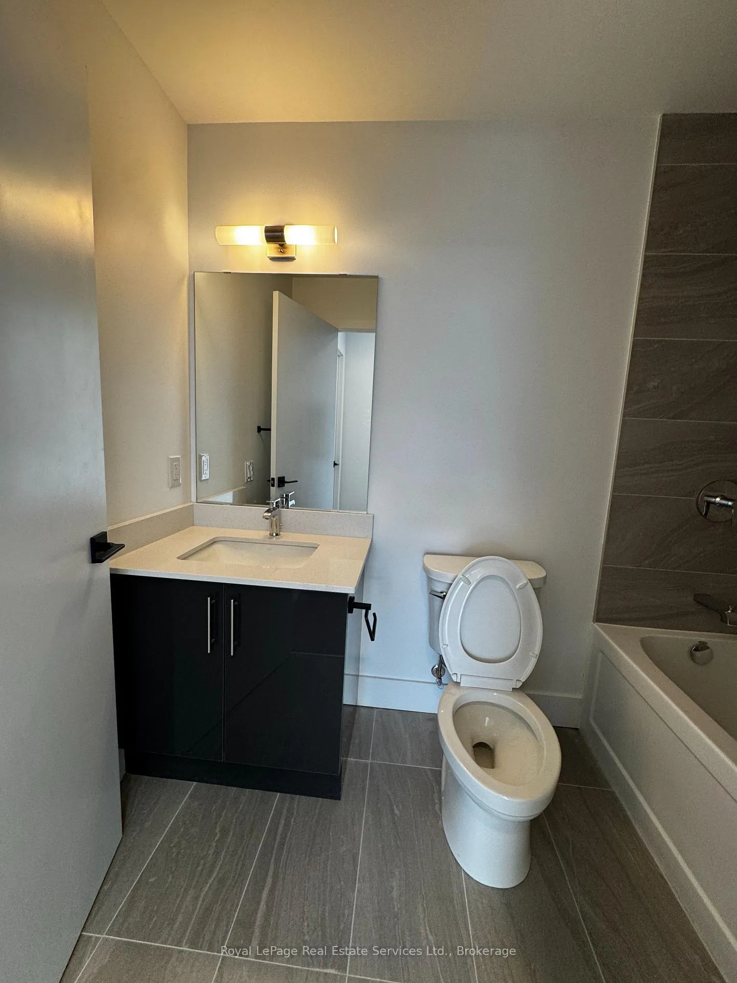 Photo 7 of Unit 906, 2782 Barton Street E, Hamilton, Riverdale — HOMEH