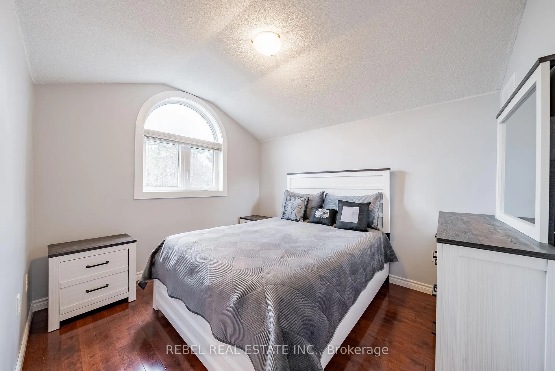Photo 28 of 33 Farmstead Crescent, Barrie, Holly — HOMEH