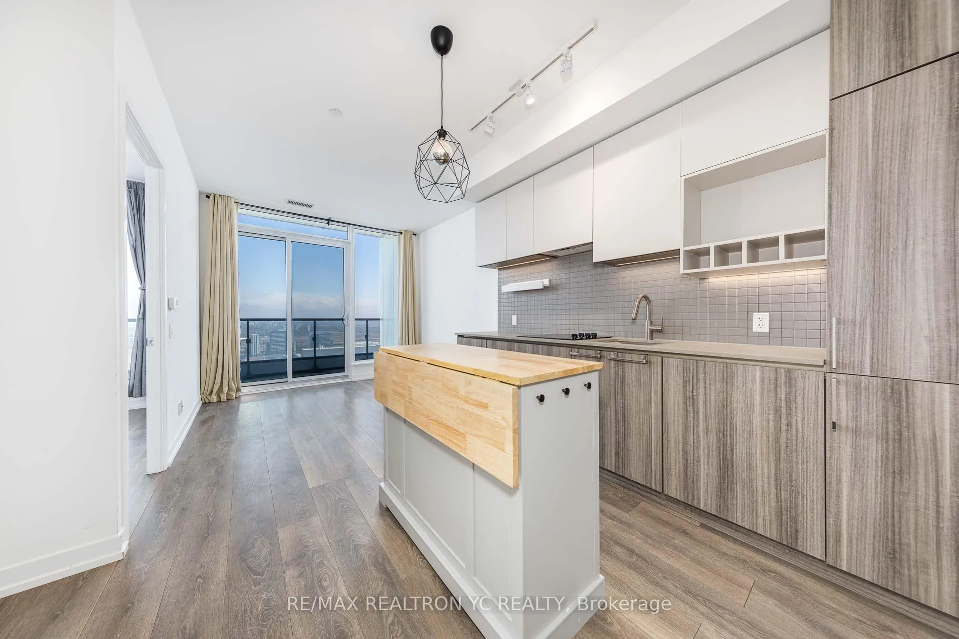 Front of Unit 3306, 5 Buttermill Avenue